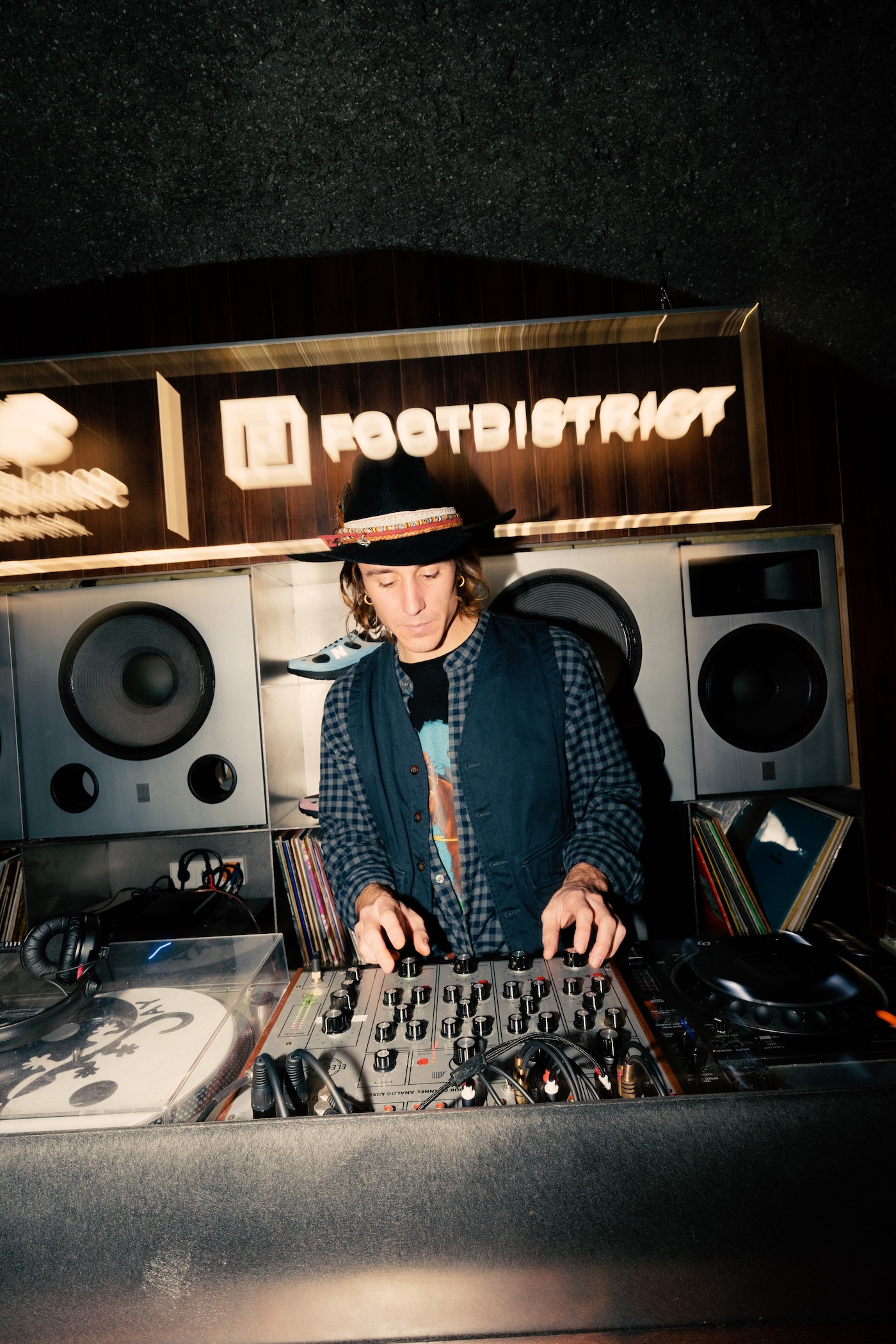 footdistrict y new balance nos reunen alrededor de la mesa para reinventar las 993 25gramos 8