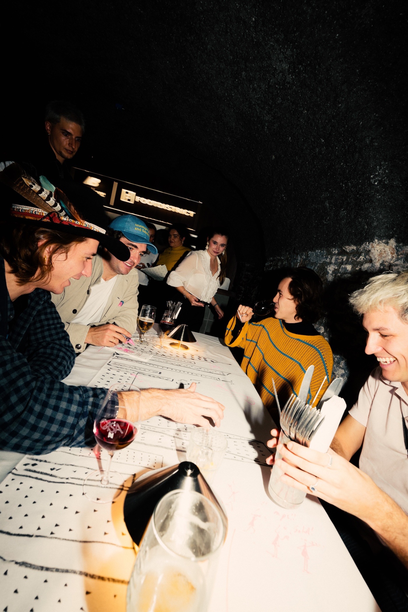 footdistrict y new balance nos reunen alrededor de la mesa para reinventar las 993 25gramos 9