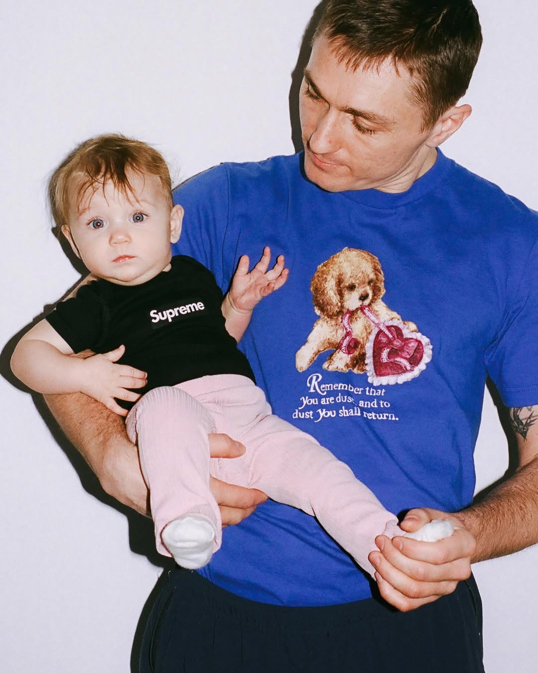 supreme despide 2025 con una nueva tanda de camisetas graficas 25gramos 1