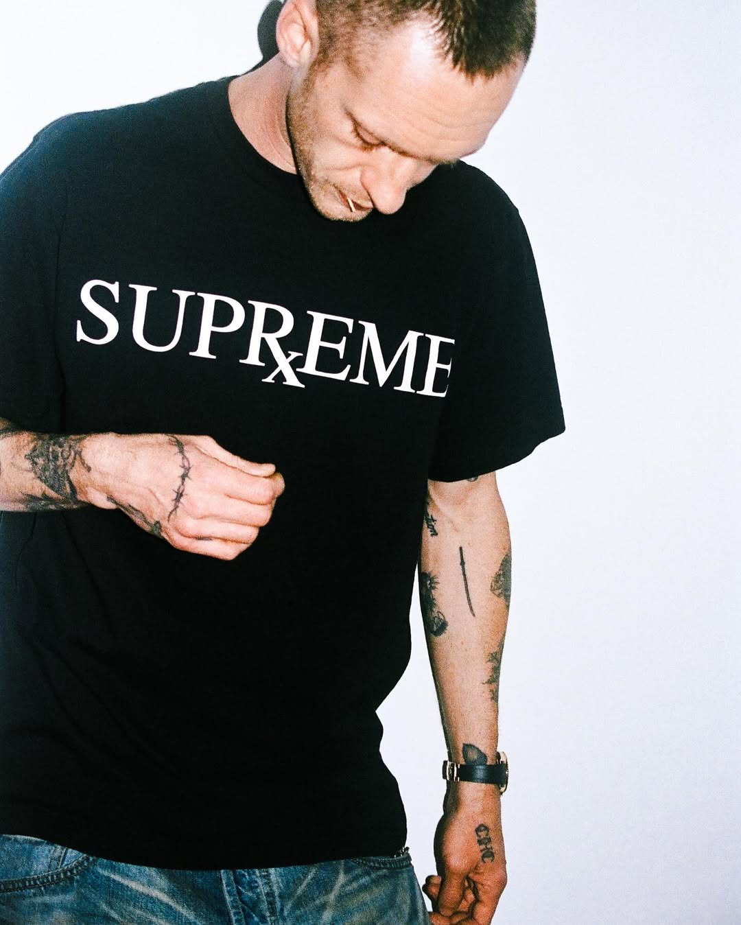 supreme despide 2025 con una nueva tanda de camisetas graficas 25gramos 8