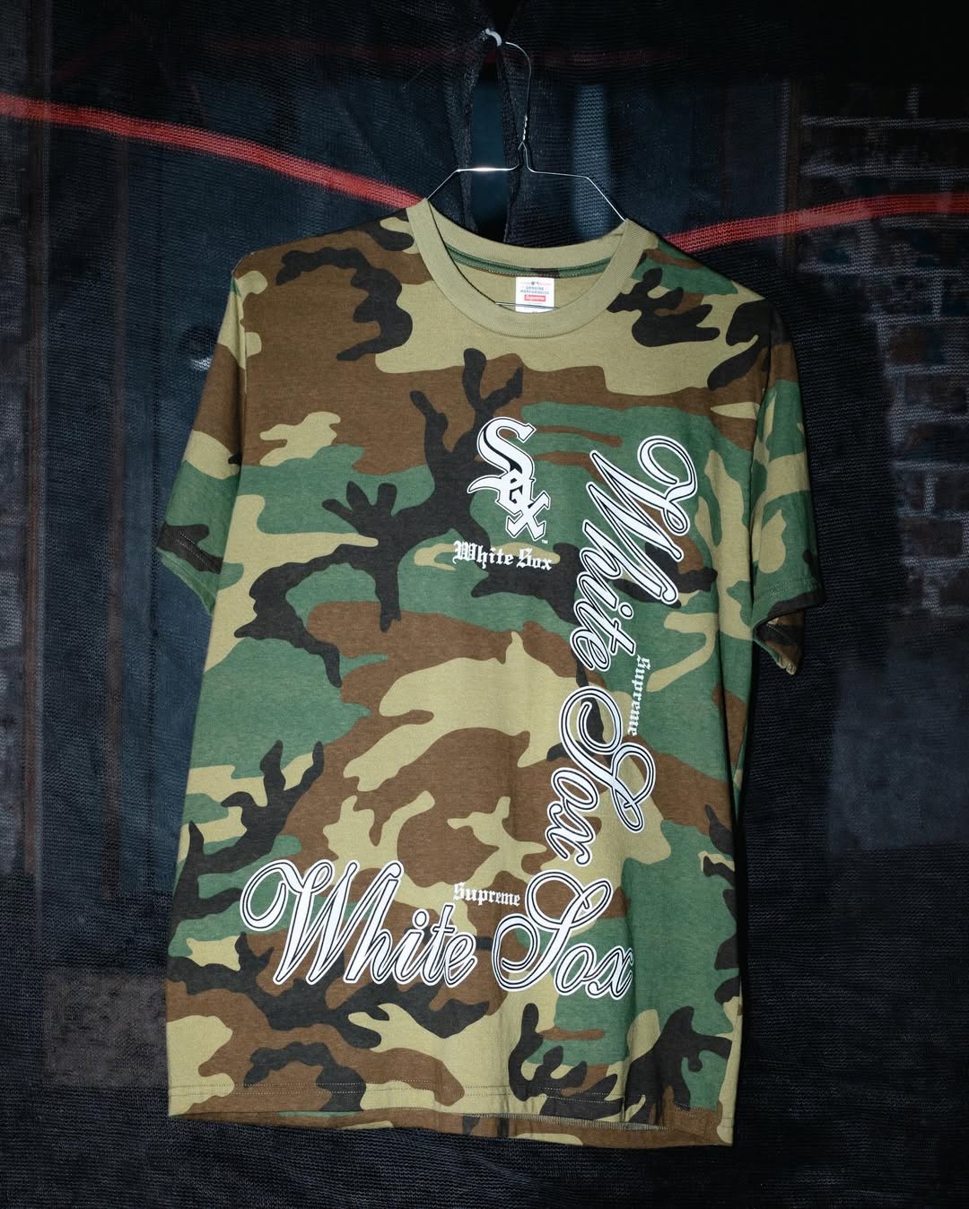 supreme despide 2025 con una nueva tanda de camisetas graficas 25gramos 9