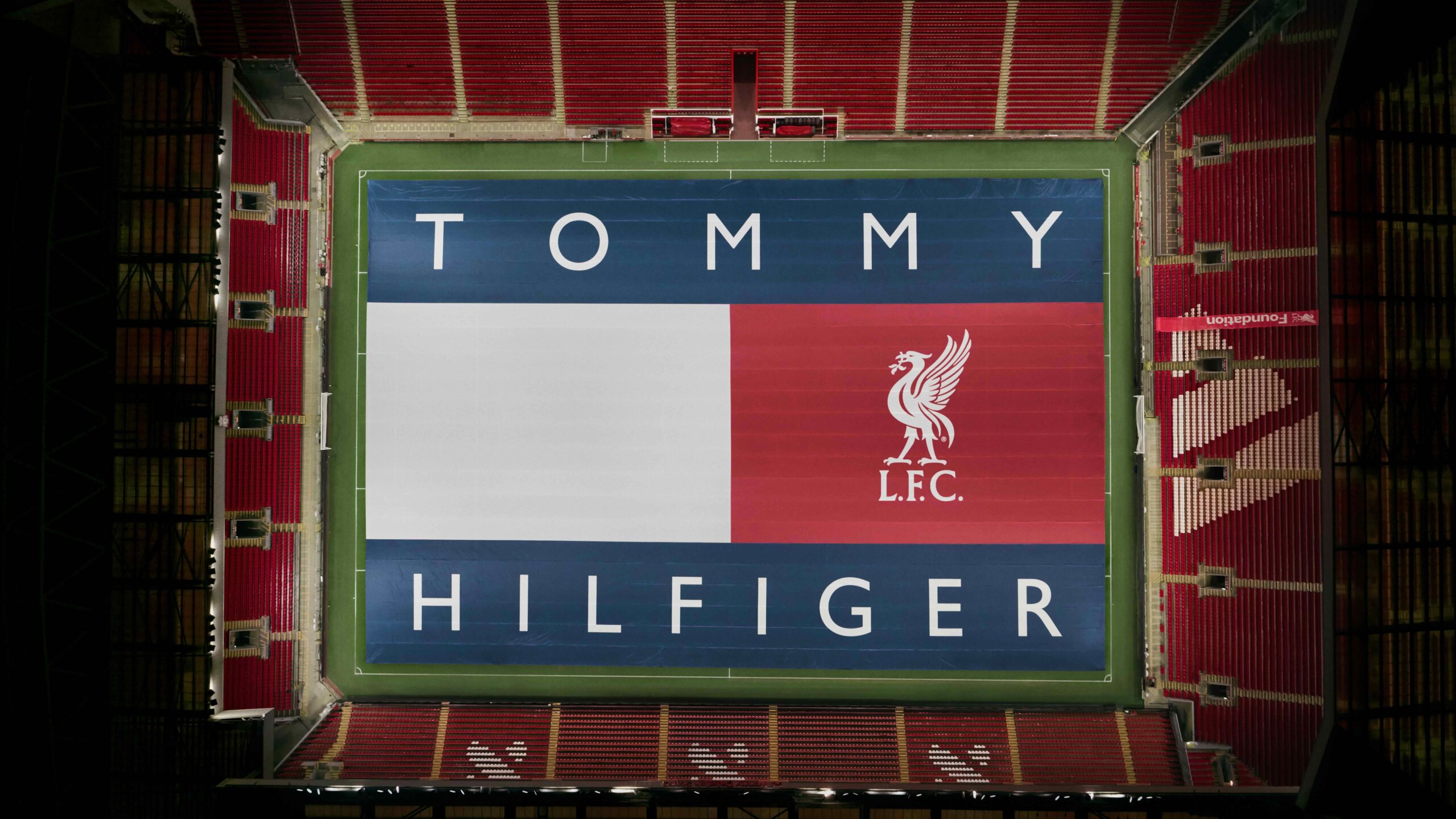 anfield recibe a tommy hilfiger que vestira a los jugadores y jugadoras del liverpool fc 25gramos 2 scaled