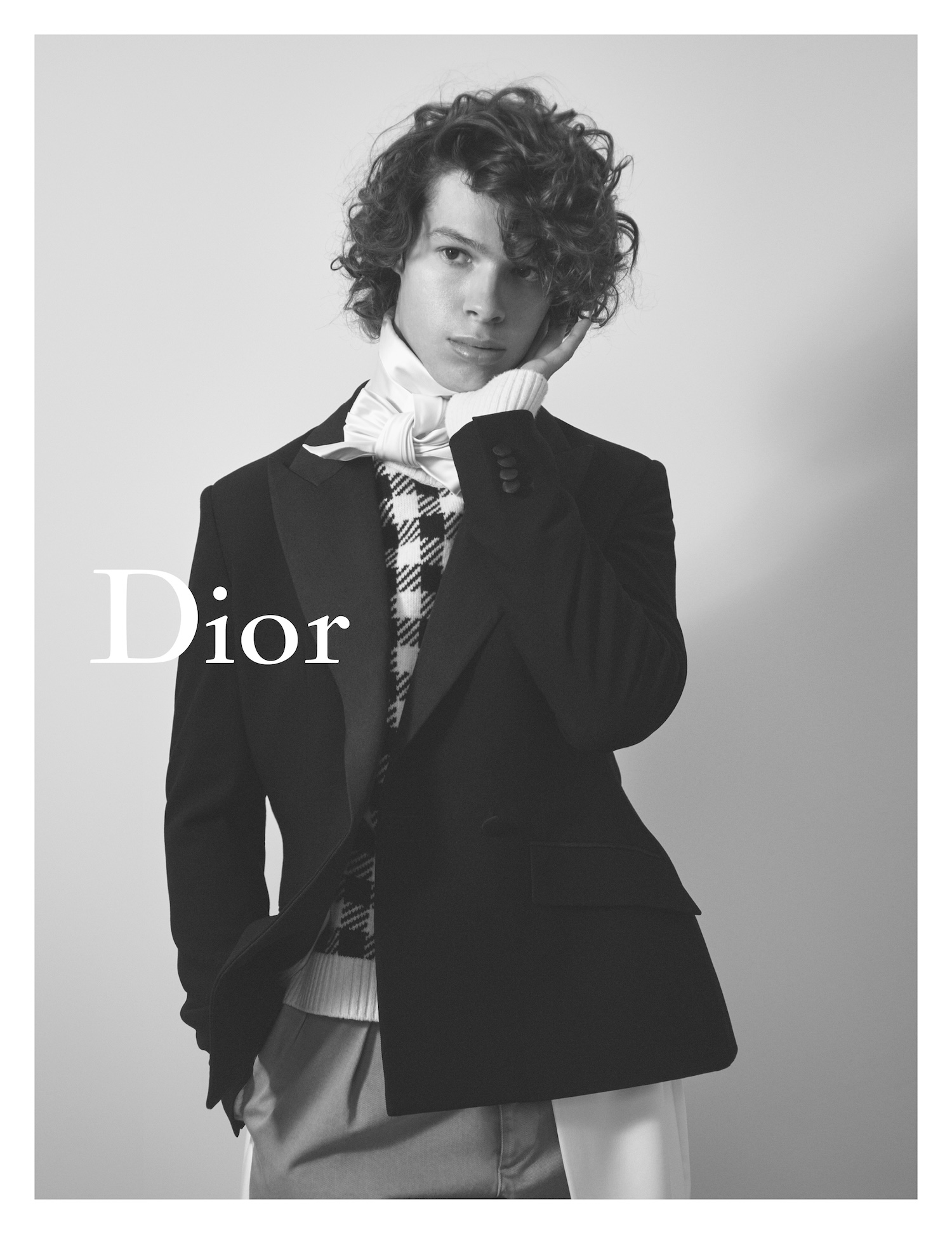 jonathan anderson sigue sentando las bases de su dior con una nueva campana 25gramos 5