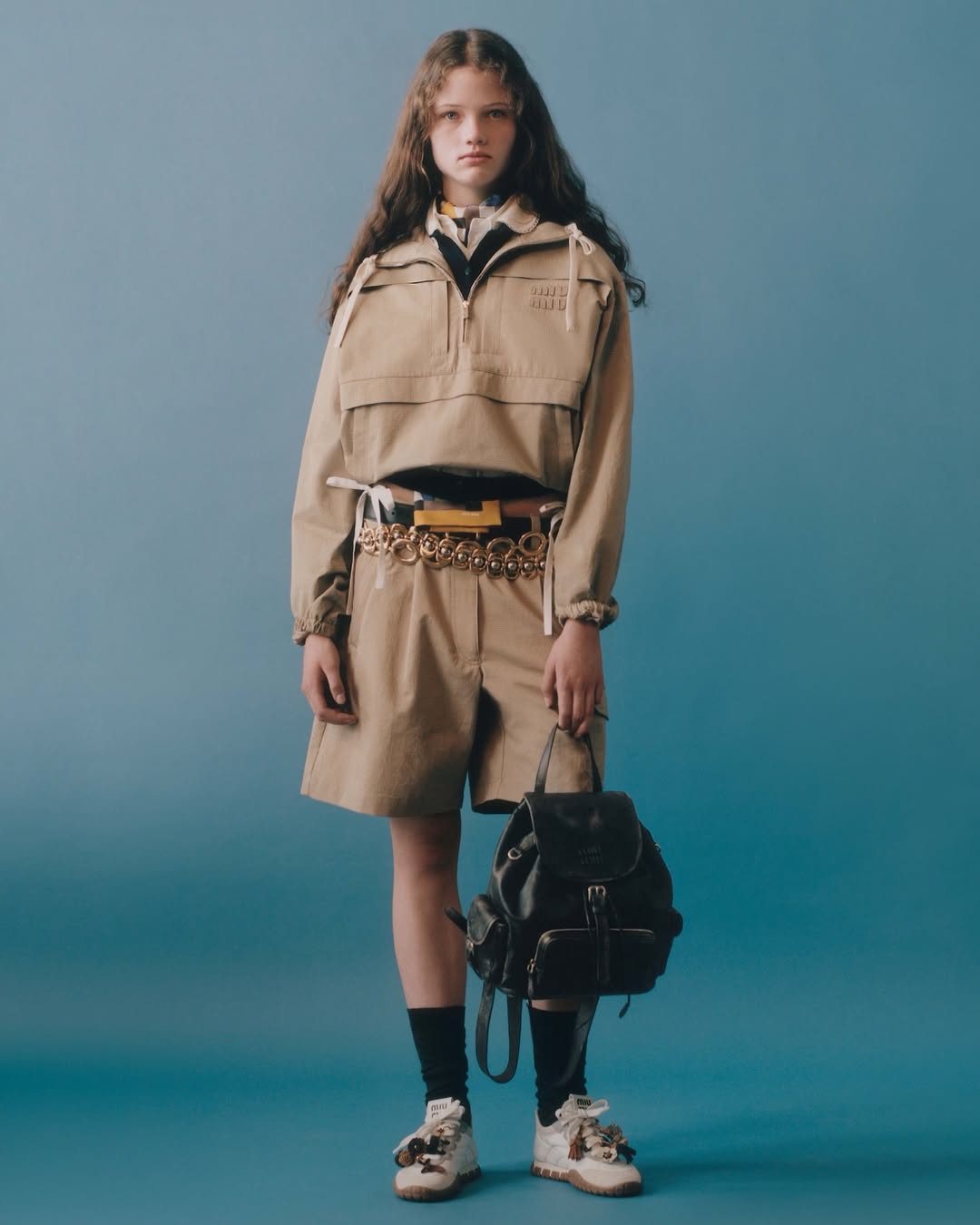 miu miu reflexiona sobre el uniforme contemporaneo con prelude 25gramos 1