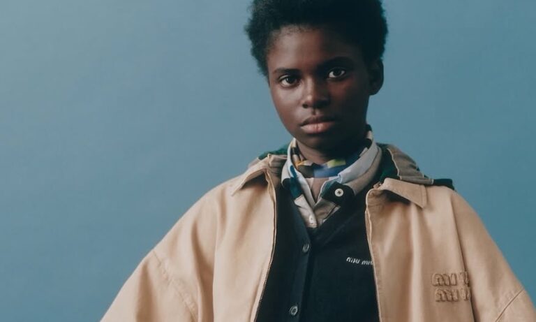 miu miu reflexiona sobre el uniforme contemporaneo con prelude 25gramos 12 1