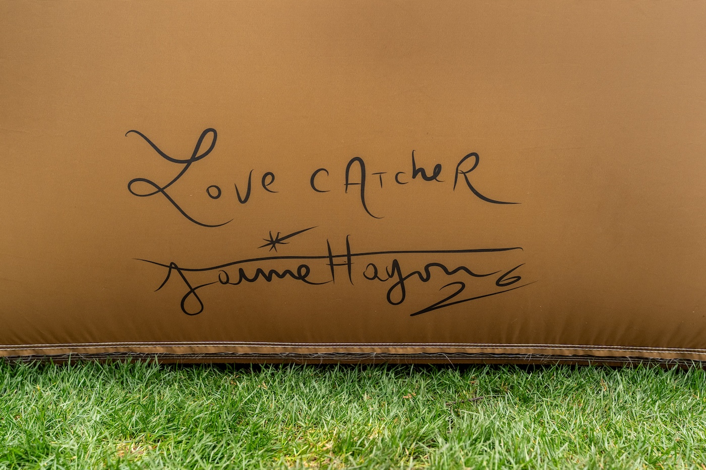 jaime hayon instala love catcher en la castellana 25gramos 1