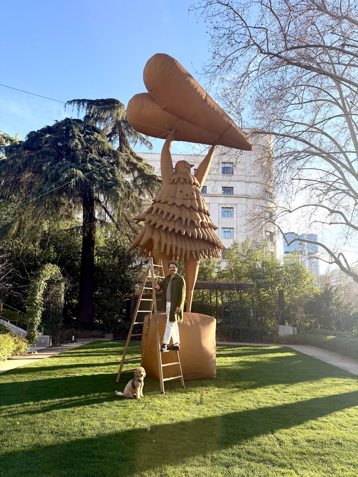 jaime hayon instala love catcher en la castellana 25gramos 3