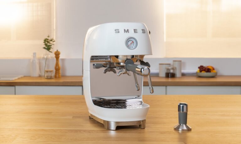 si te gusta el cold brew smeg tiene una cafetera para ti 25gramos 1