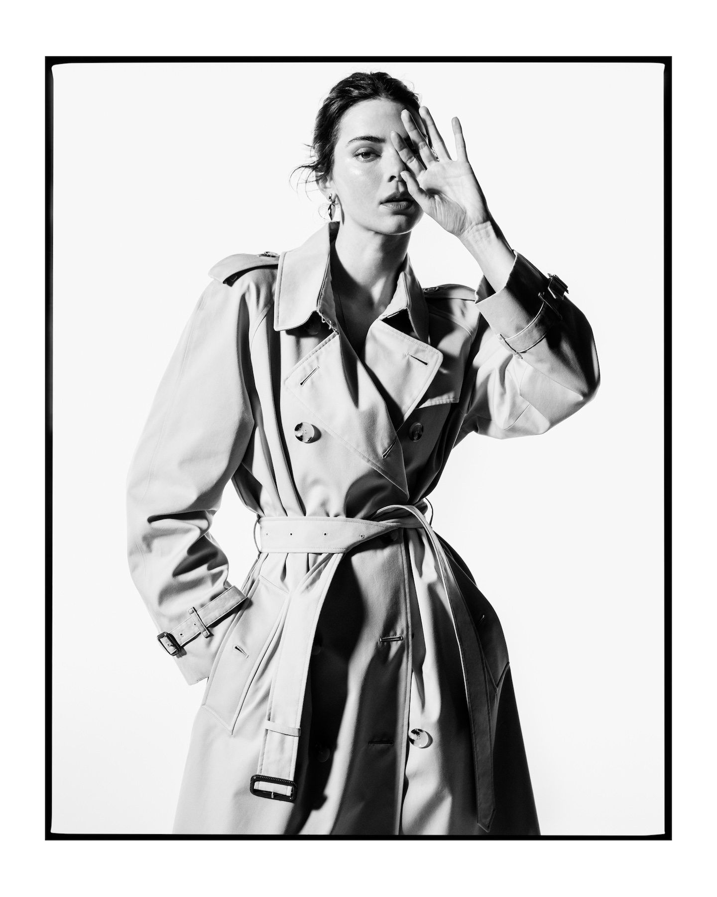 burberry celebra su 170o aniversario a traves de su pieza mas legendaria 25gramos 20