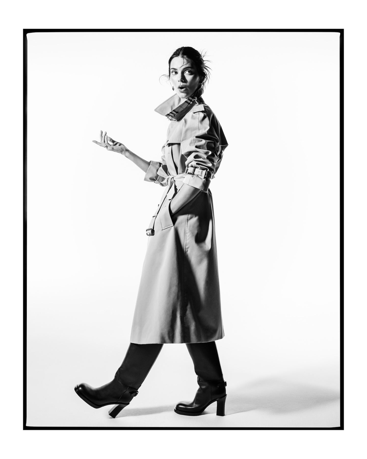 burberry celebra su 170o aniversario a traves de su pieza mas legendaria 25gramos 24