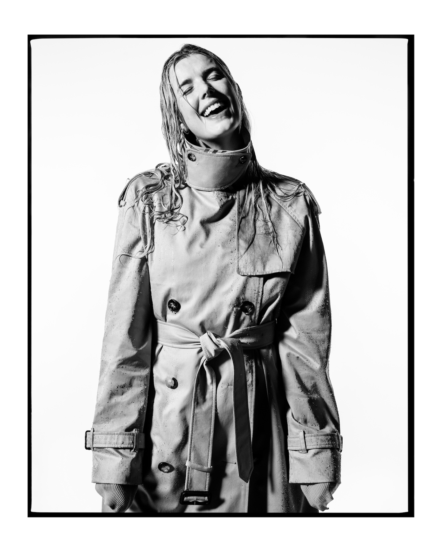burberry celebra su 170o aniversario a traves de su pieza mas legendaria 25gramos 8