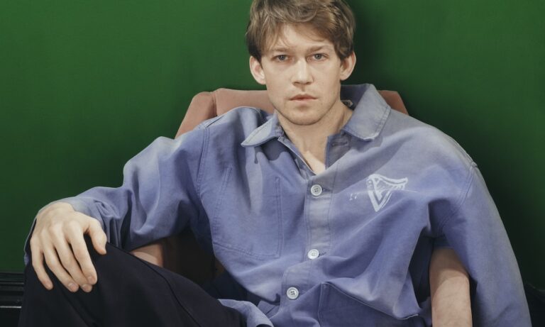 jw anderson vuelve a los pubs irlandeses en su segunda colaboracion con guinness 25gramos 1 1