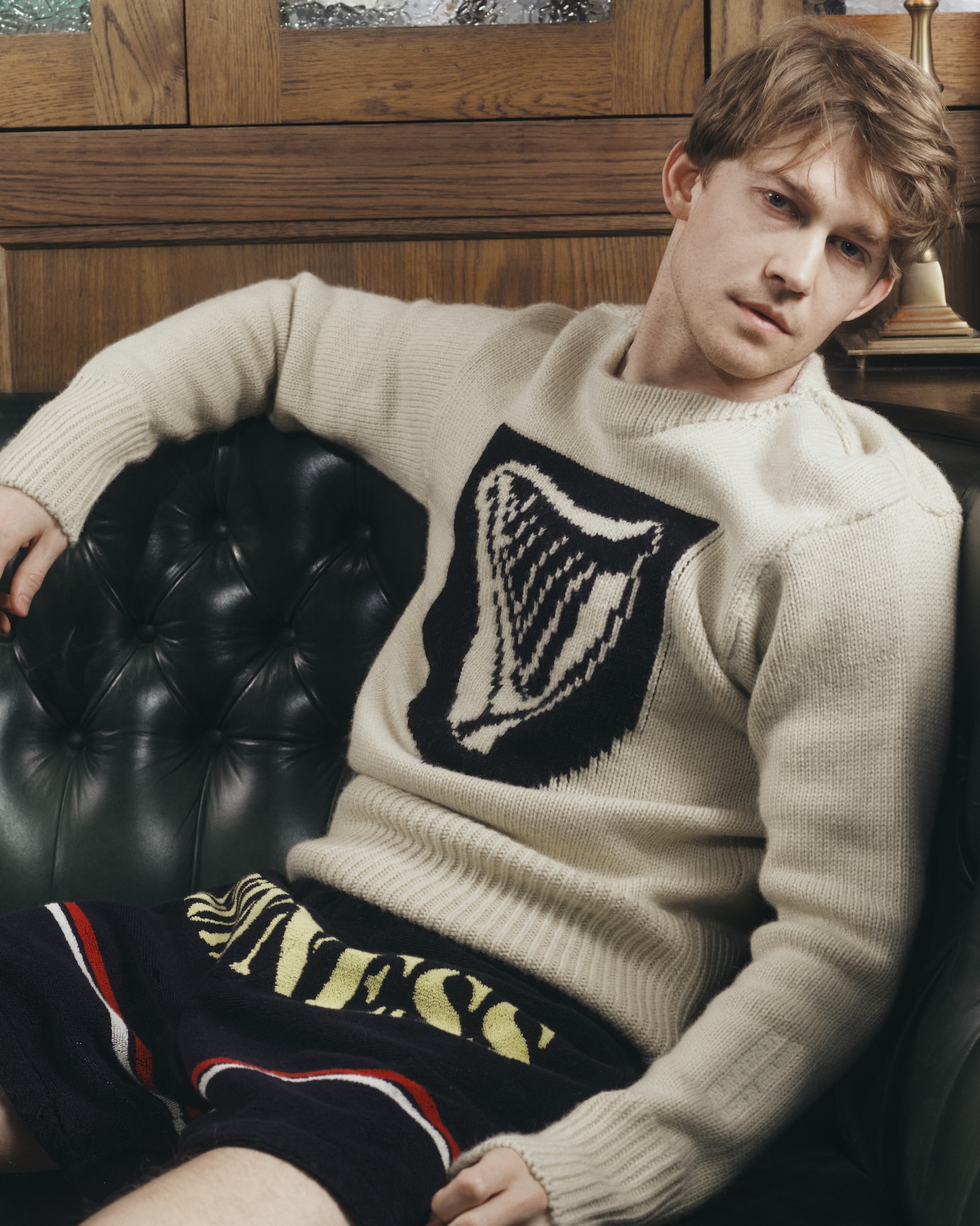 jw anderson vuelve a los pubs irlandeses en su segunda colaboracion con guinness 25gramos 3