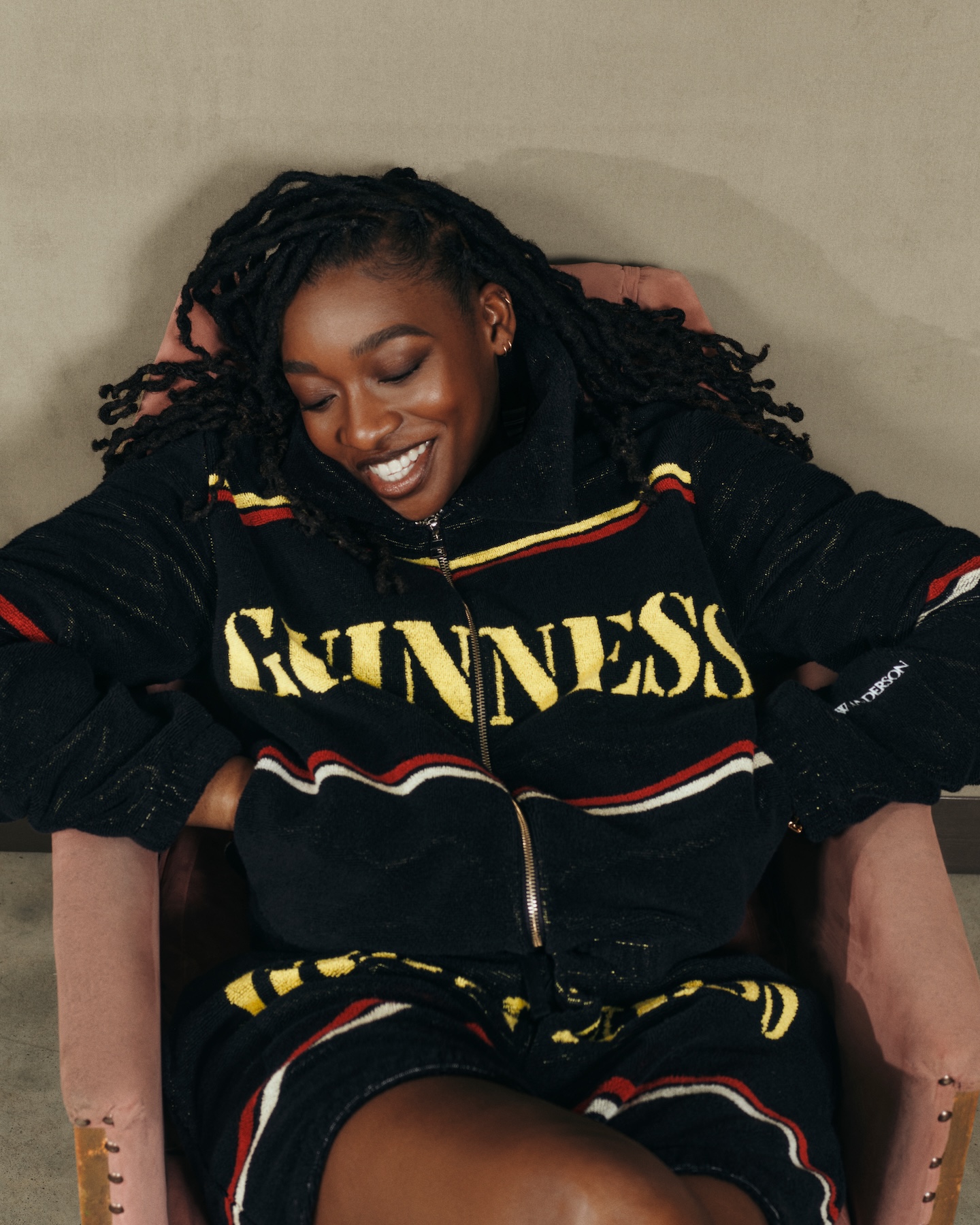 jw anderson vuelve a los pubs irlandeses en su segunda colaboracion con guinness 25gramos 6