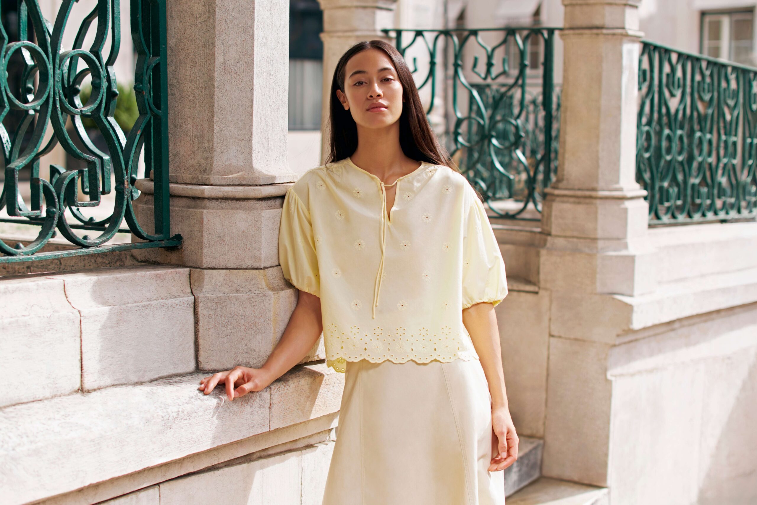 la riviera inspira lo nuevo de uniqlo junto a comptoir des cotonniers 25gramos 2 scaled