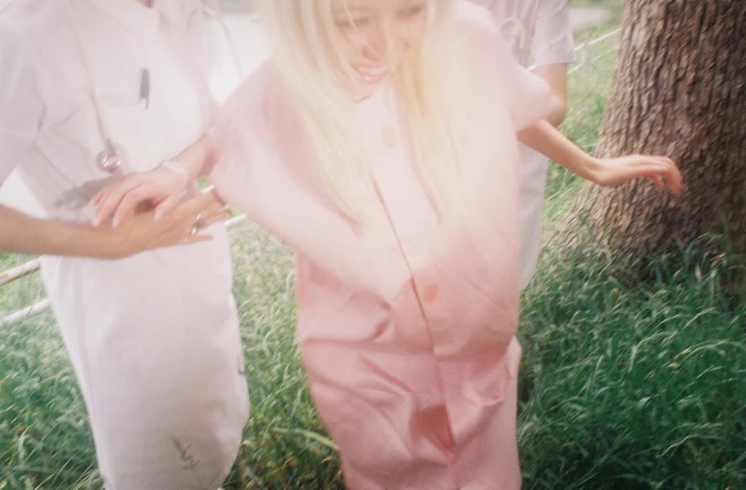 petra collins crea un universo de pop ficticio para su nueva publicacion con rizzoli 25gramos 2