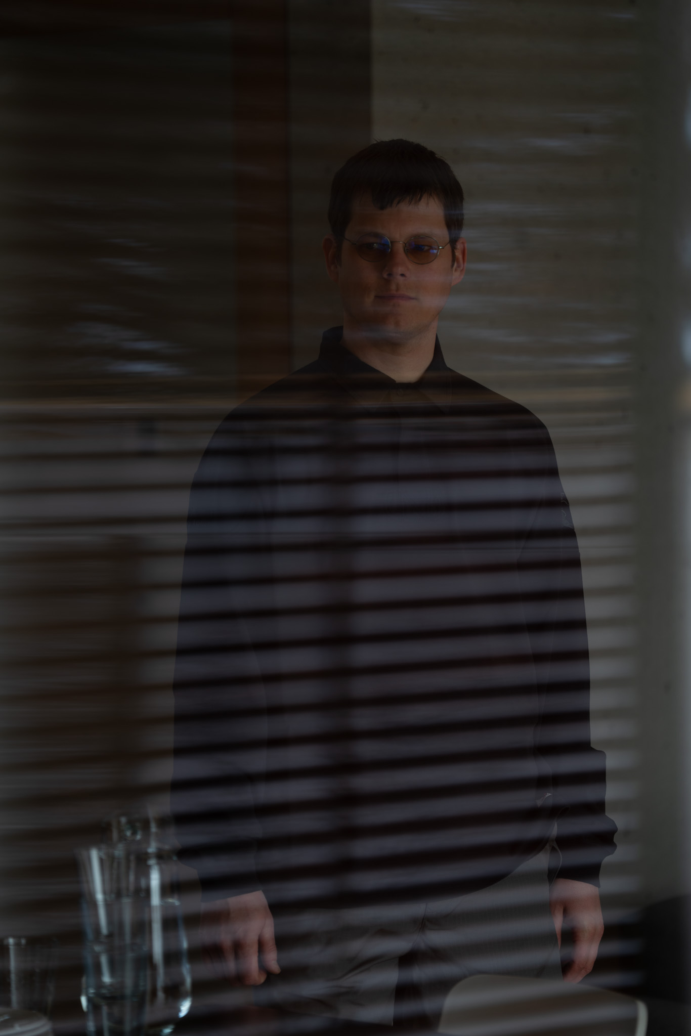 roa sigue a jon vorisek durante un dia de su residencia artistica 25gramos 2