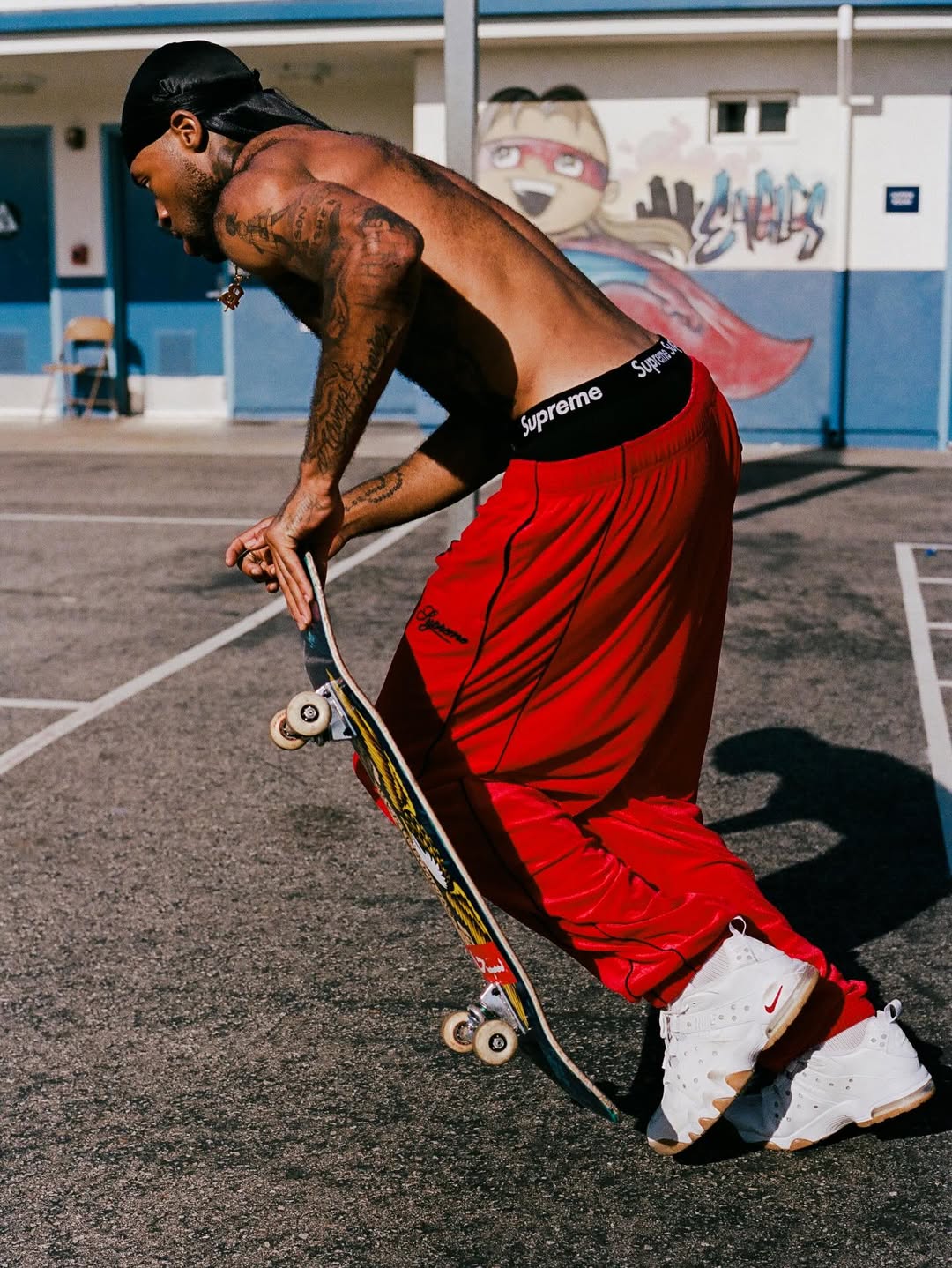 supreme y nike sb revisitan una silueta mitica de los 90 25gramos 1
