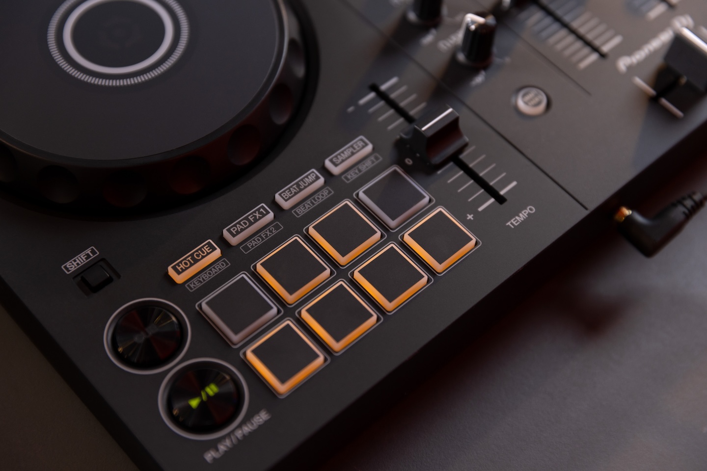 alphatheta propone dos puertas de entrada al mundo dj 25gramos 2