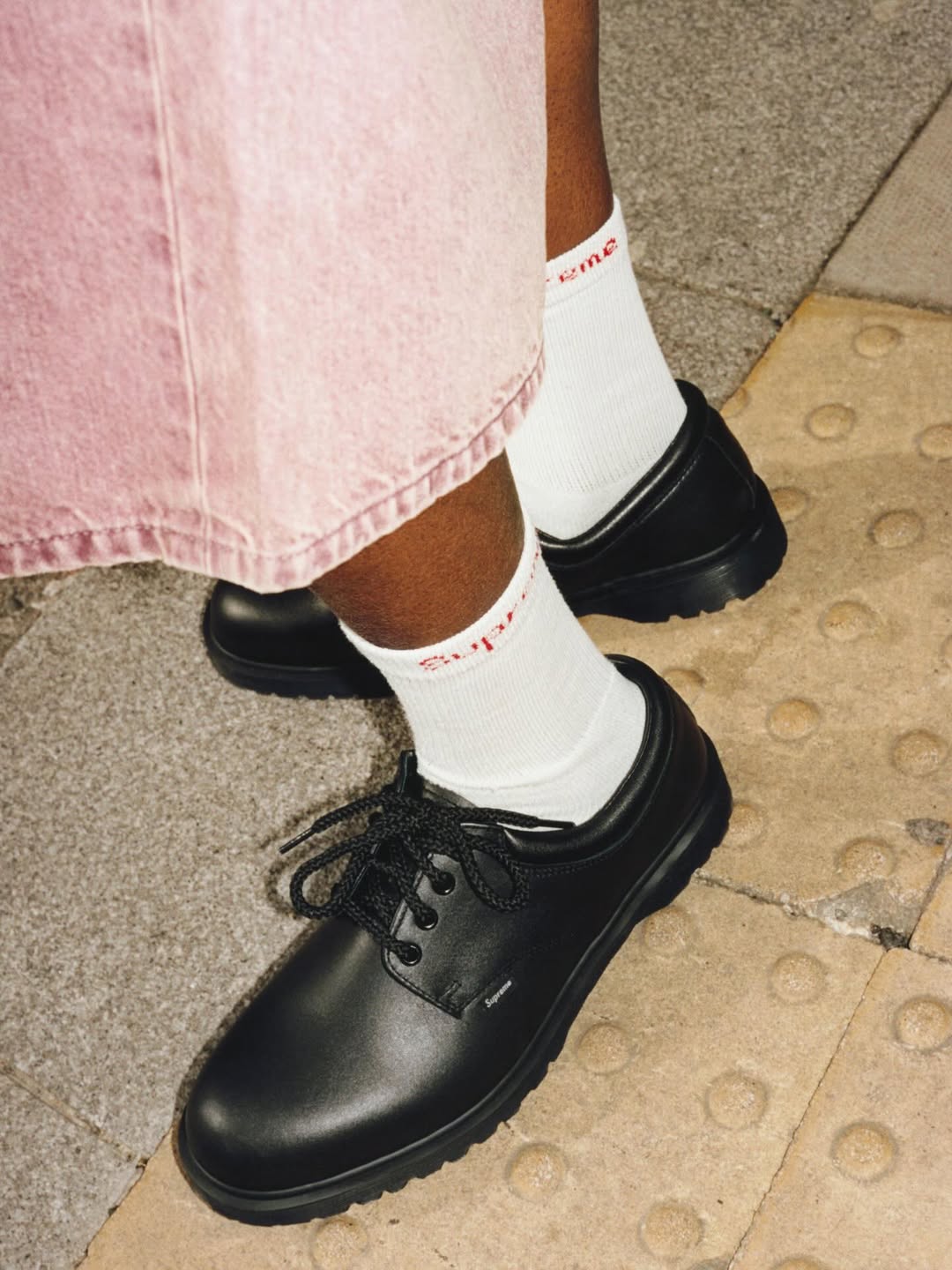 dr martens idea una silueta nueva para supreme 25gramos 1