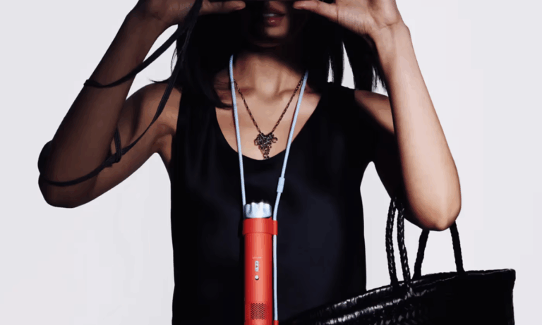 dyson pone un ojo en el verano y crea un ventilador de mano 25gramos