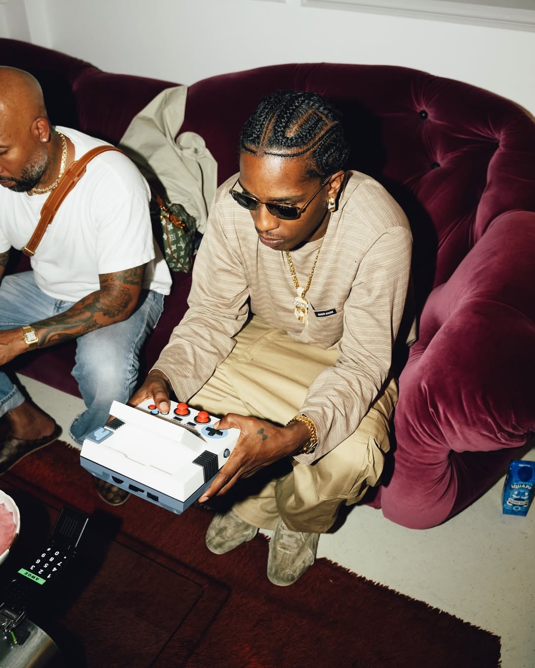 el estudio de aap rocky deja los muebles por un momento y monta una videoconsola 25gramos 1