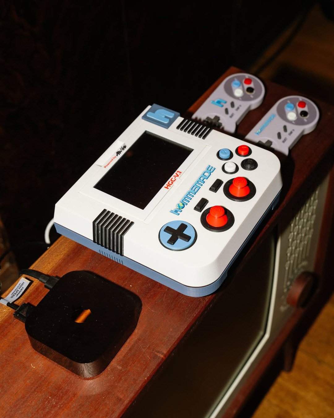 el estudio de aap rocky deja los muebles por un momento y monta una videoconsola 25gramos 5