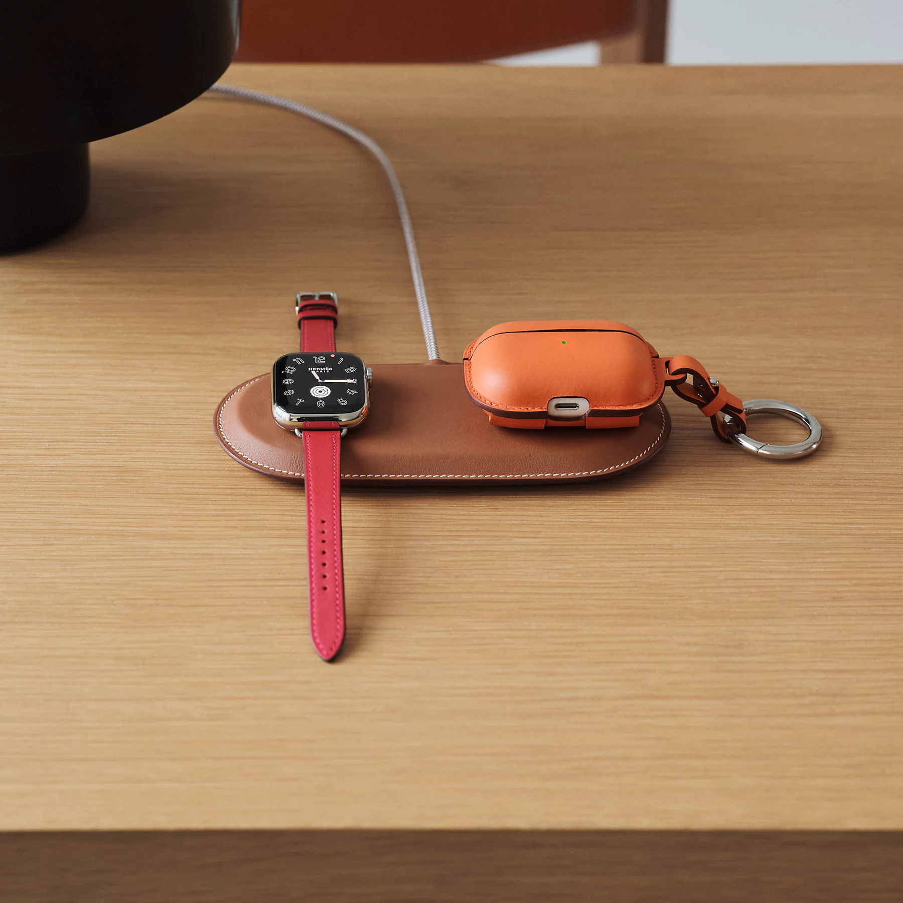 hermes ha forrado en piel los cargadores para tus dispositivos de apple 25gramos 2