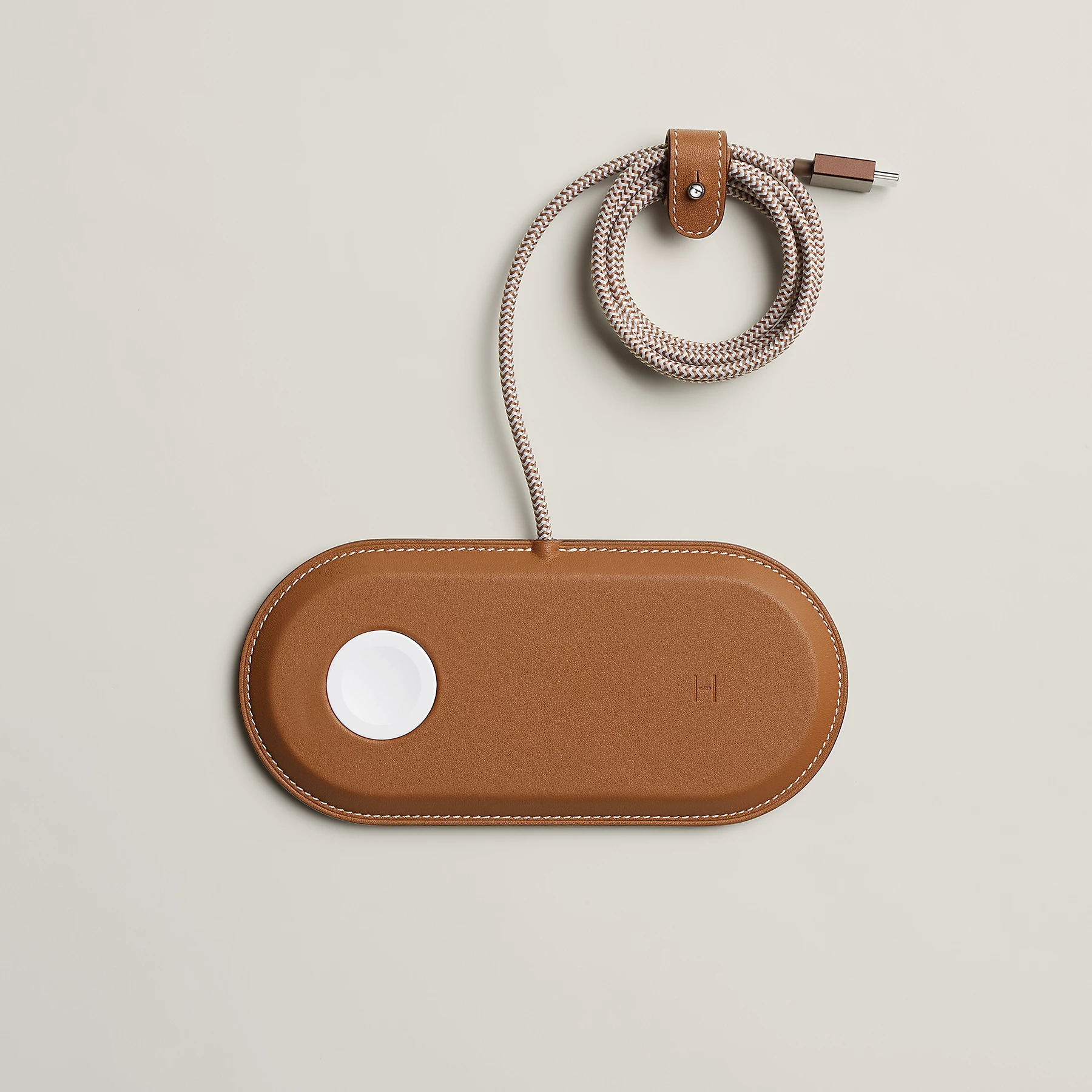 hermes ha forrado en piel los cargadores para tus dispositivos de apple 25gramos 3