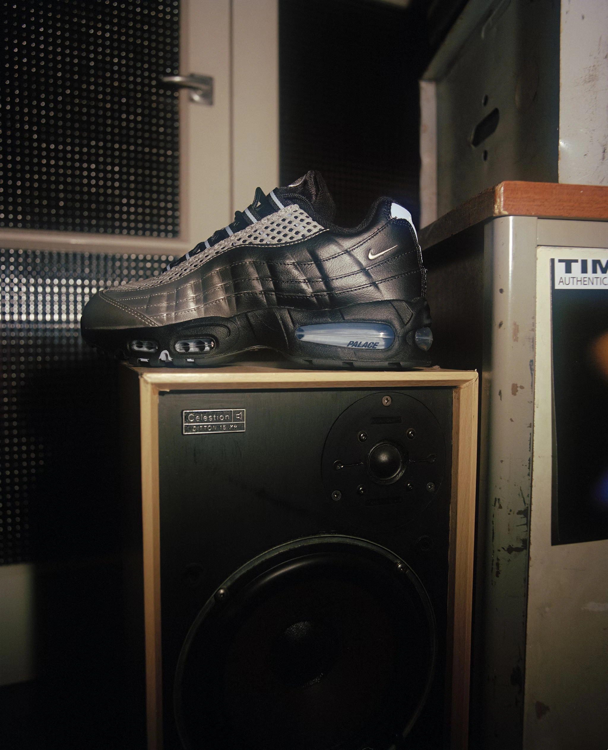 las air max 95 se visten de negro y plateado en su nueva version junto a palace 25gramos 2