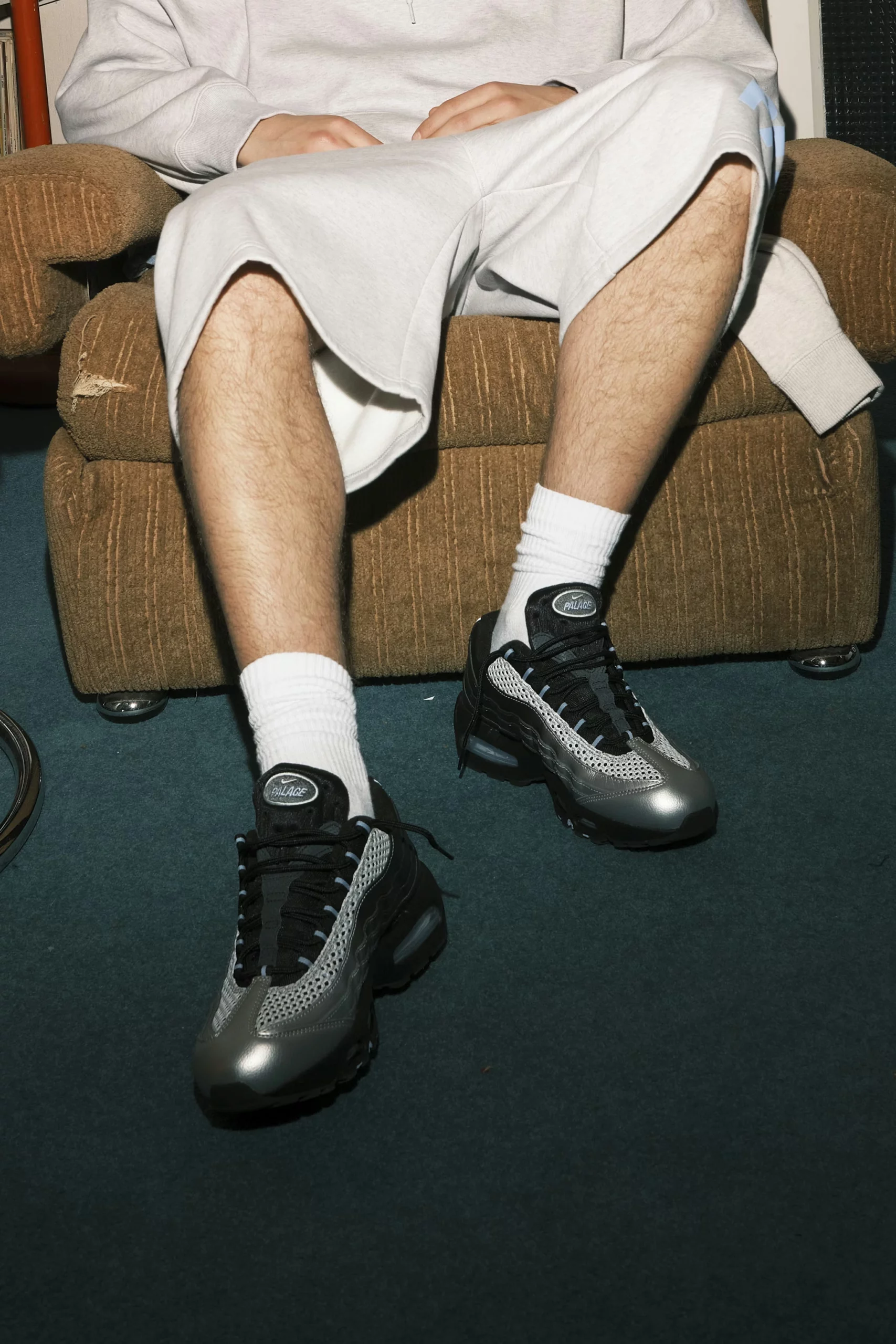 las air max 95 se visten de negro y plateado en su nueva version junto a palace 25gramos 4 scaled