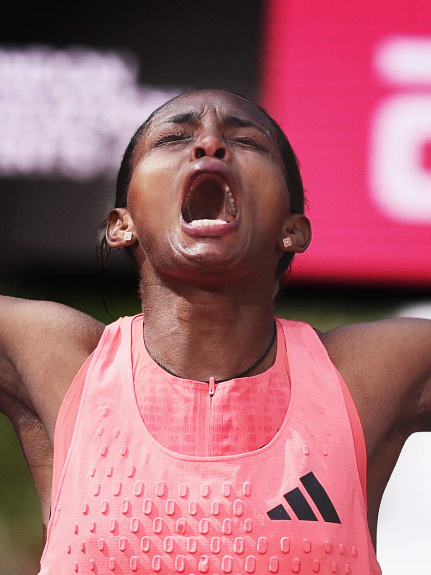 sabastian sawe y yomif kejelcha destrozan records en londres con la ultima joya de adidas para running 25gramos 6