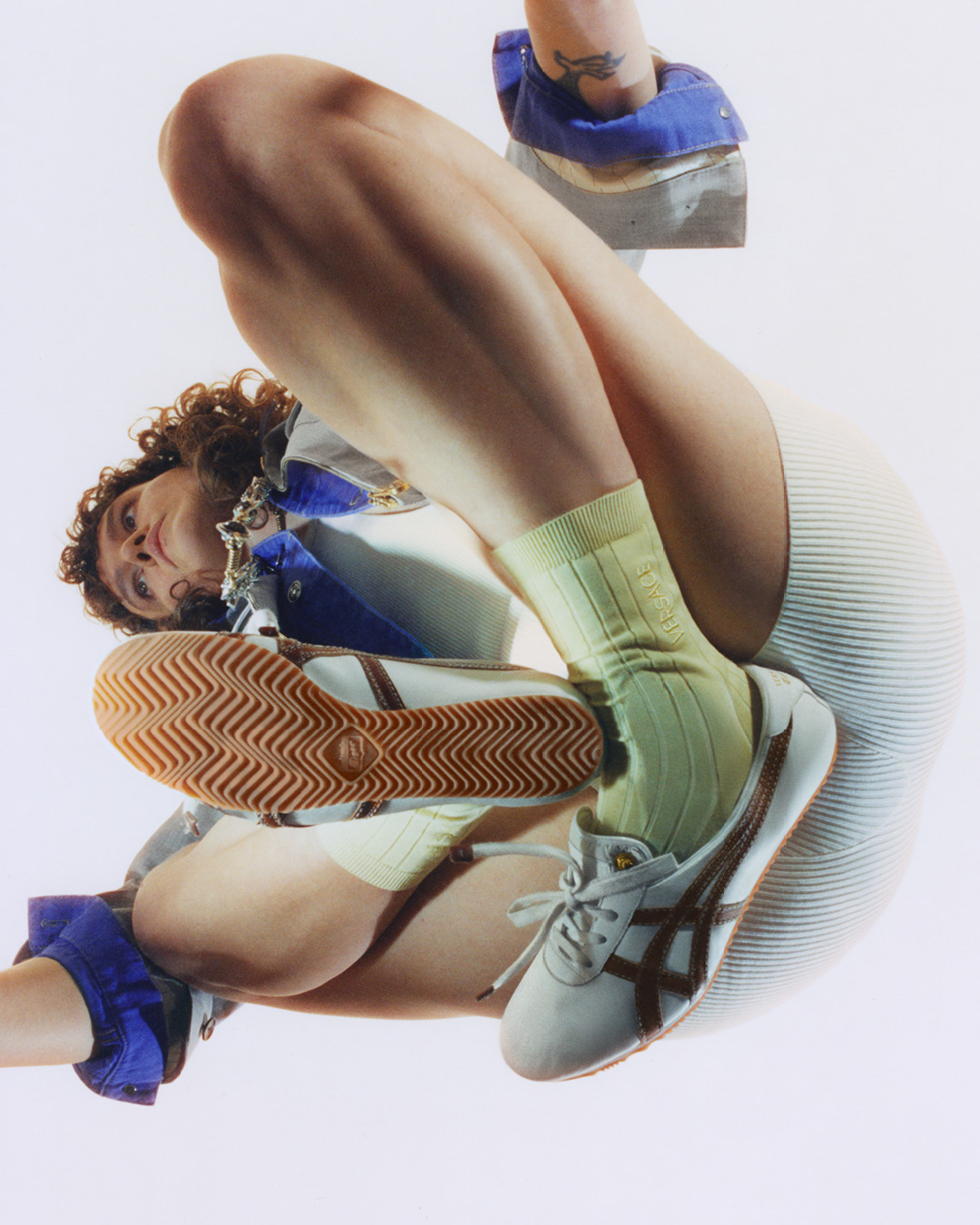 versace introduce a onitsuka tiger en su universo 25gramos 4
