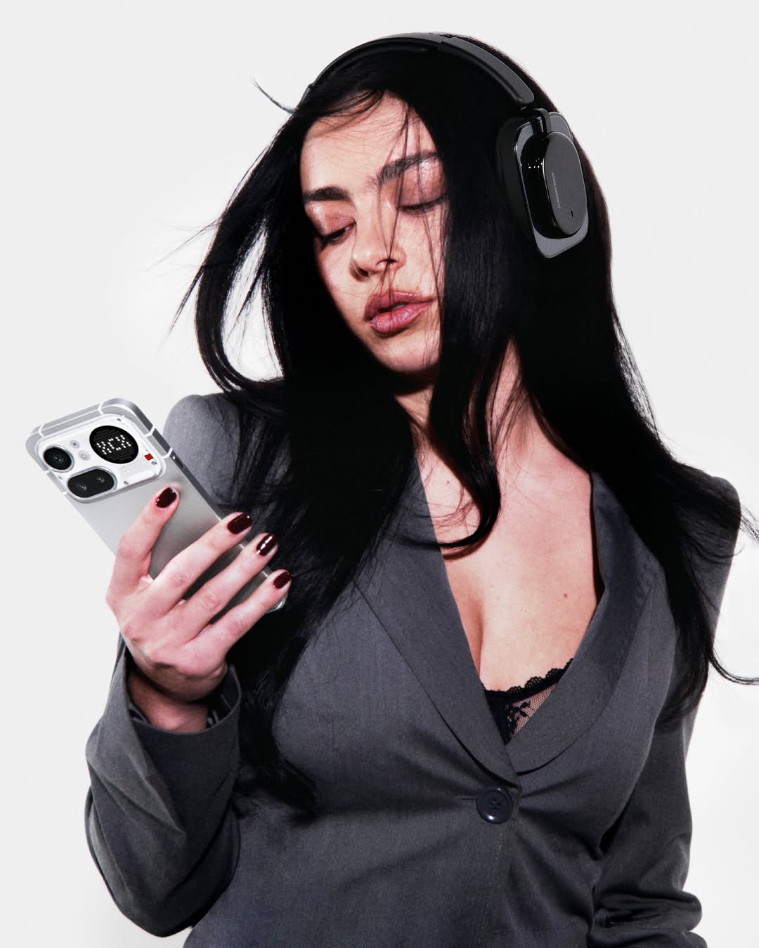 charli xcx se une a nothing como embajadora y tambien como duena 25gramos 2