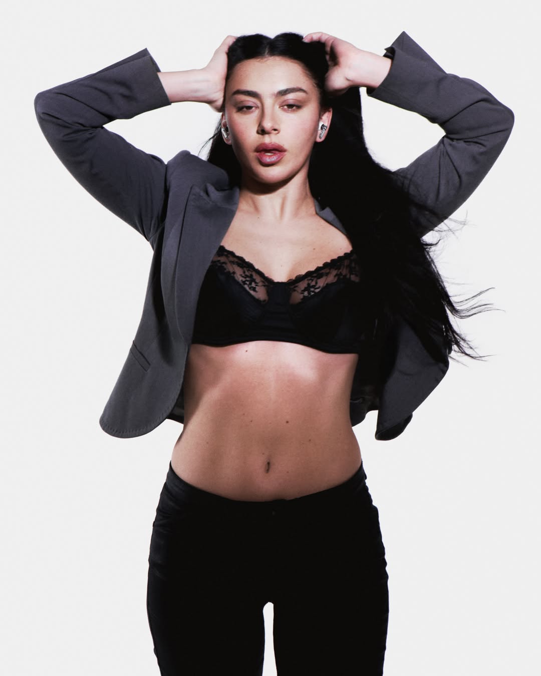 charli xcx se une a nothing como embajadora y tambien como duena 25gramos 3
