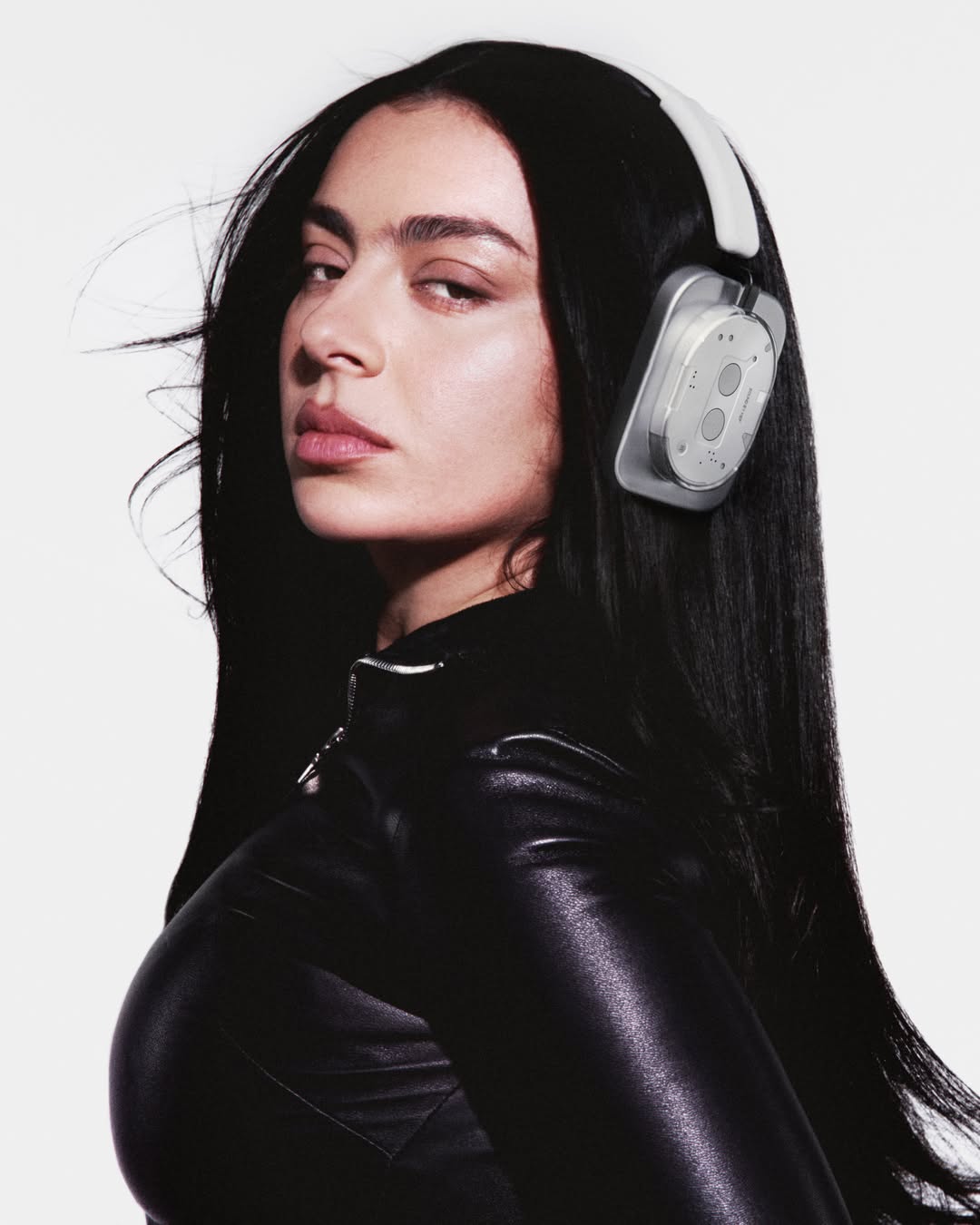 charli xcx se une a nothing como embajadora y tambien como duena 25gramos 4