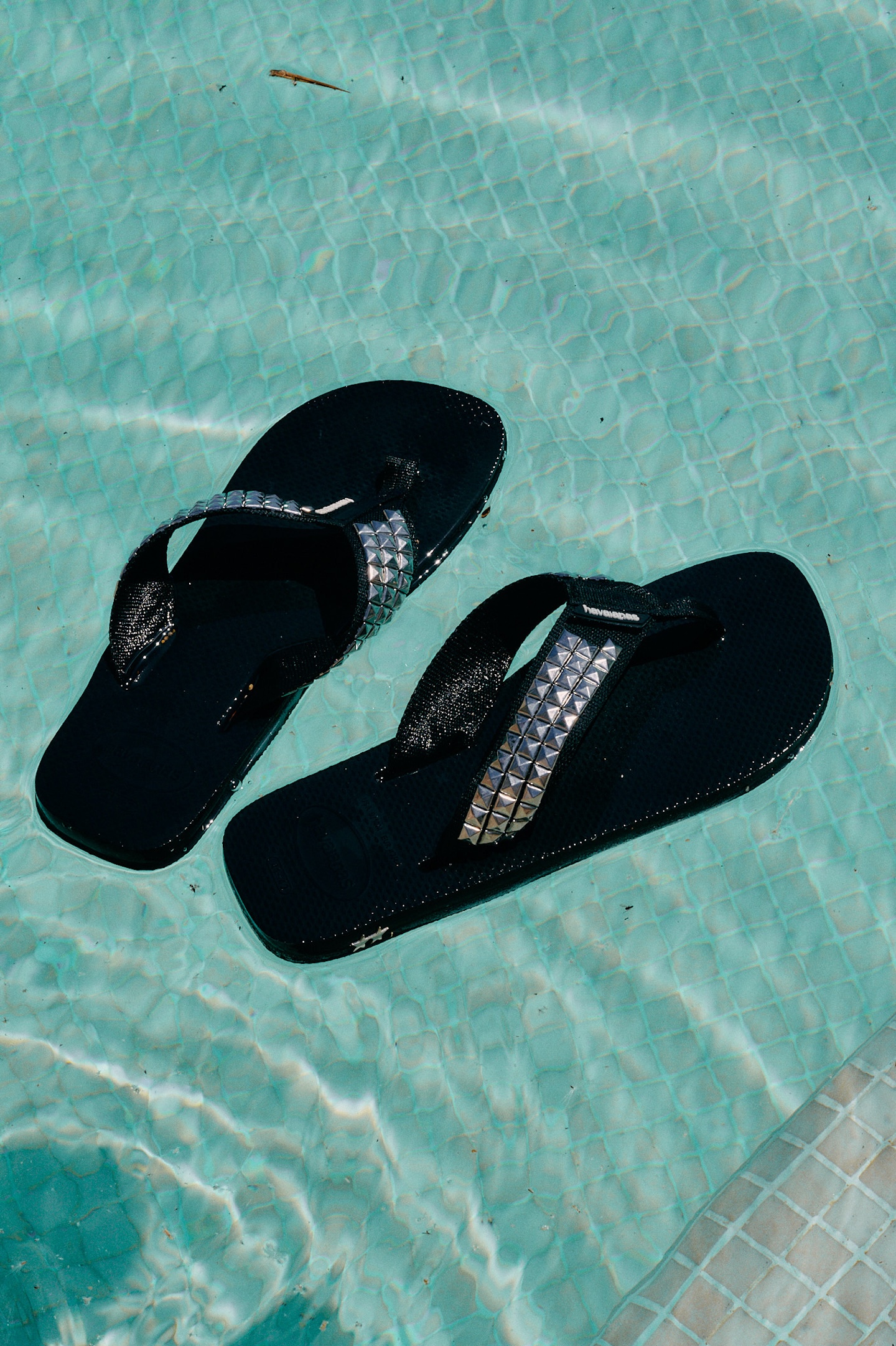 a las havaianas de twojeys no les podian faltar joyas 25gramos 4