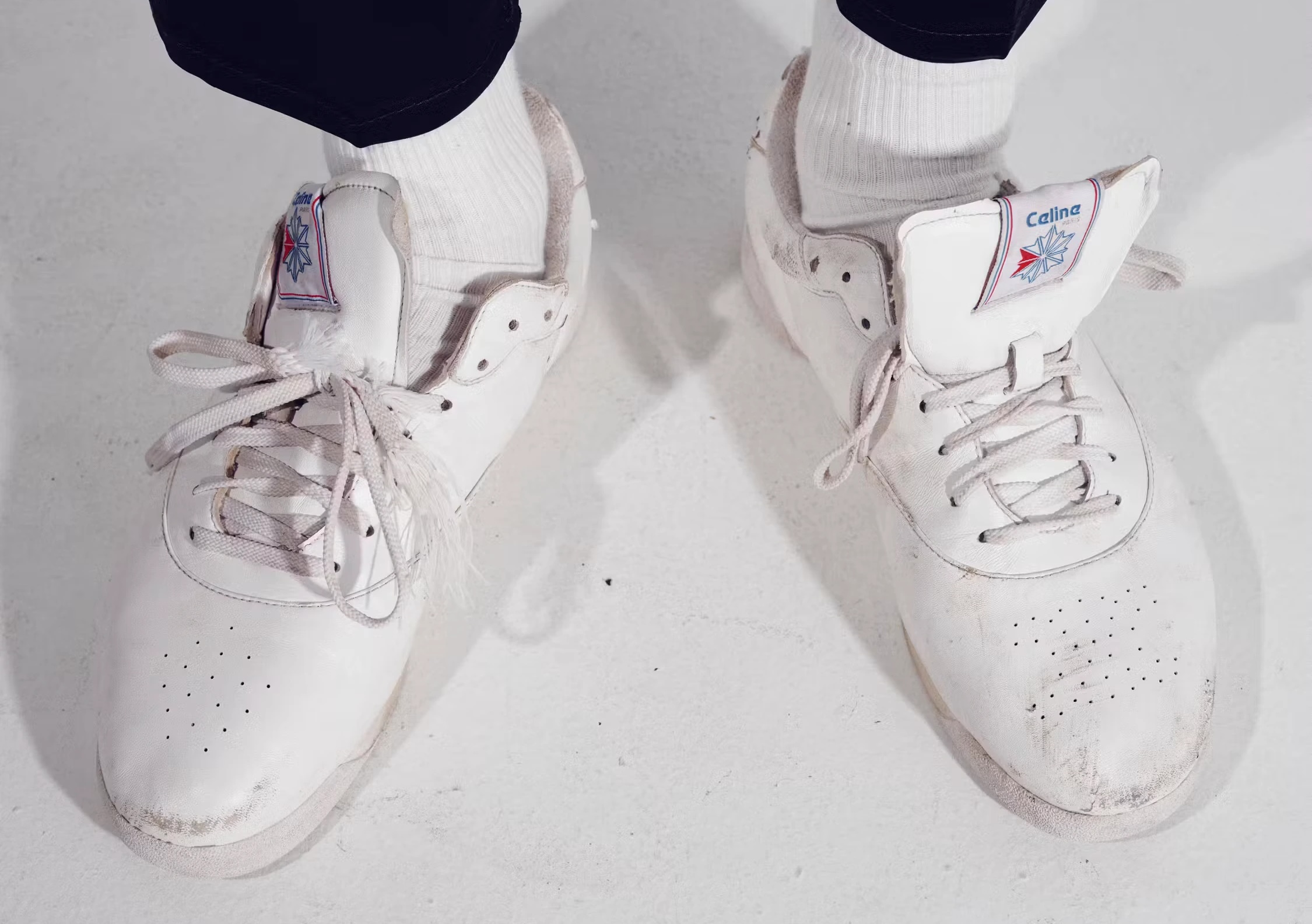 El hombre de Celine lleva unas Reebok en los pies - 25 Gramos | 25 Gramos