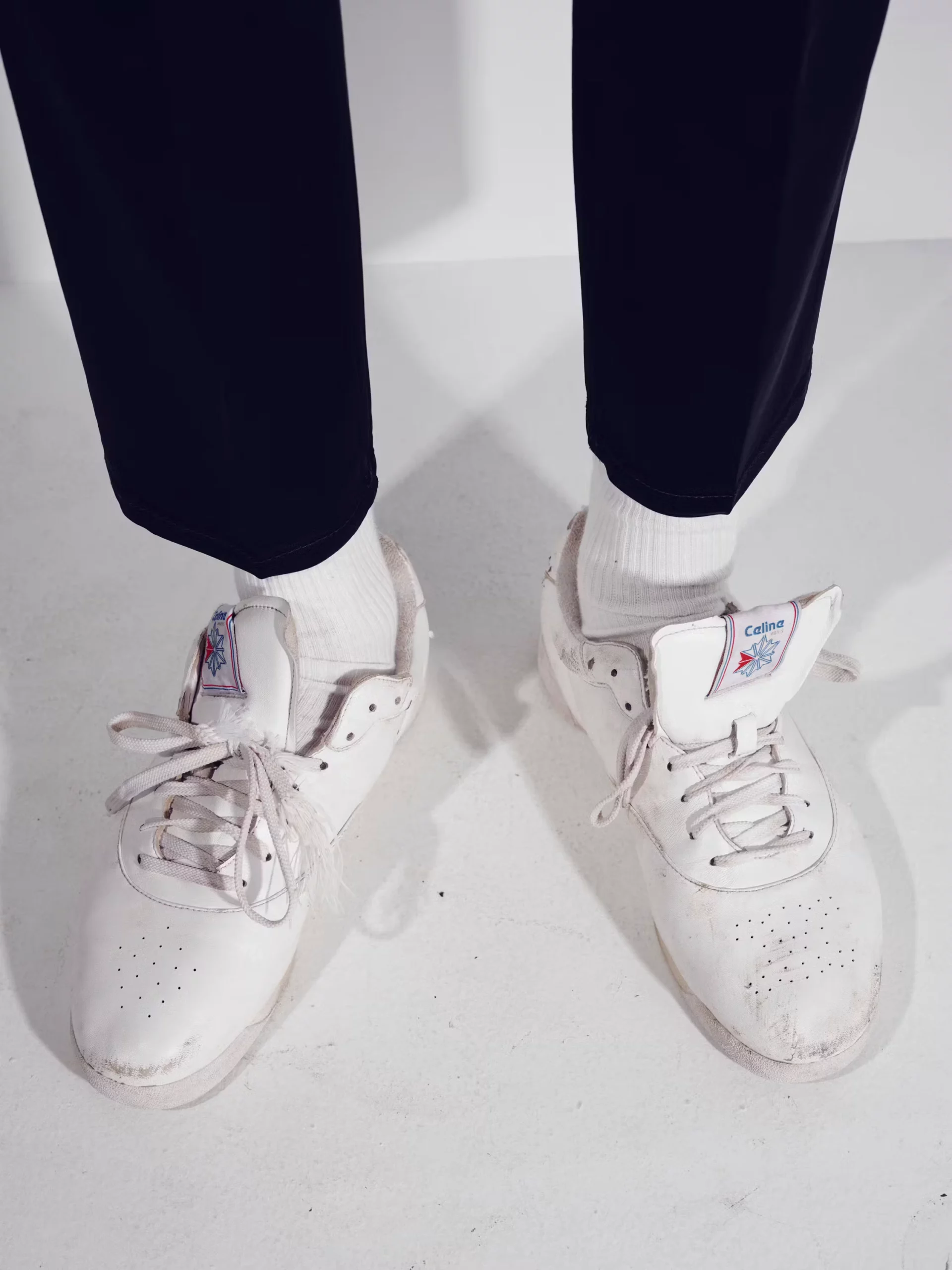 el hombre de celine lleva unas reebok en los pies 25gramos scaled