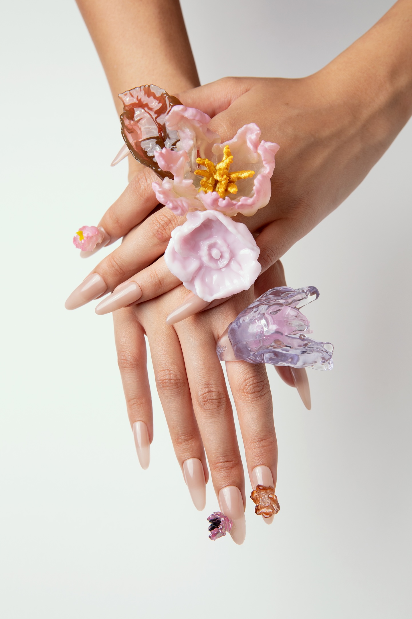 la manso y florence tetier convierten flores en anillos de resina 25gramos 7
