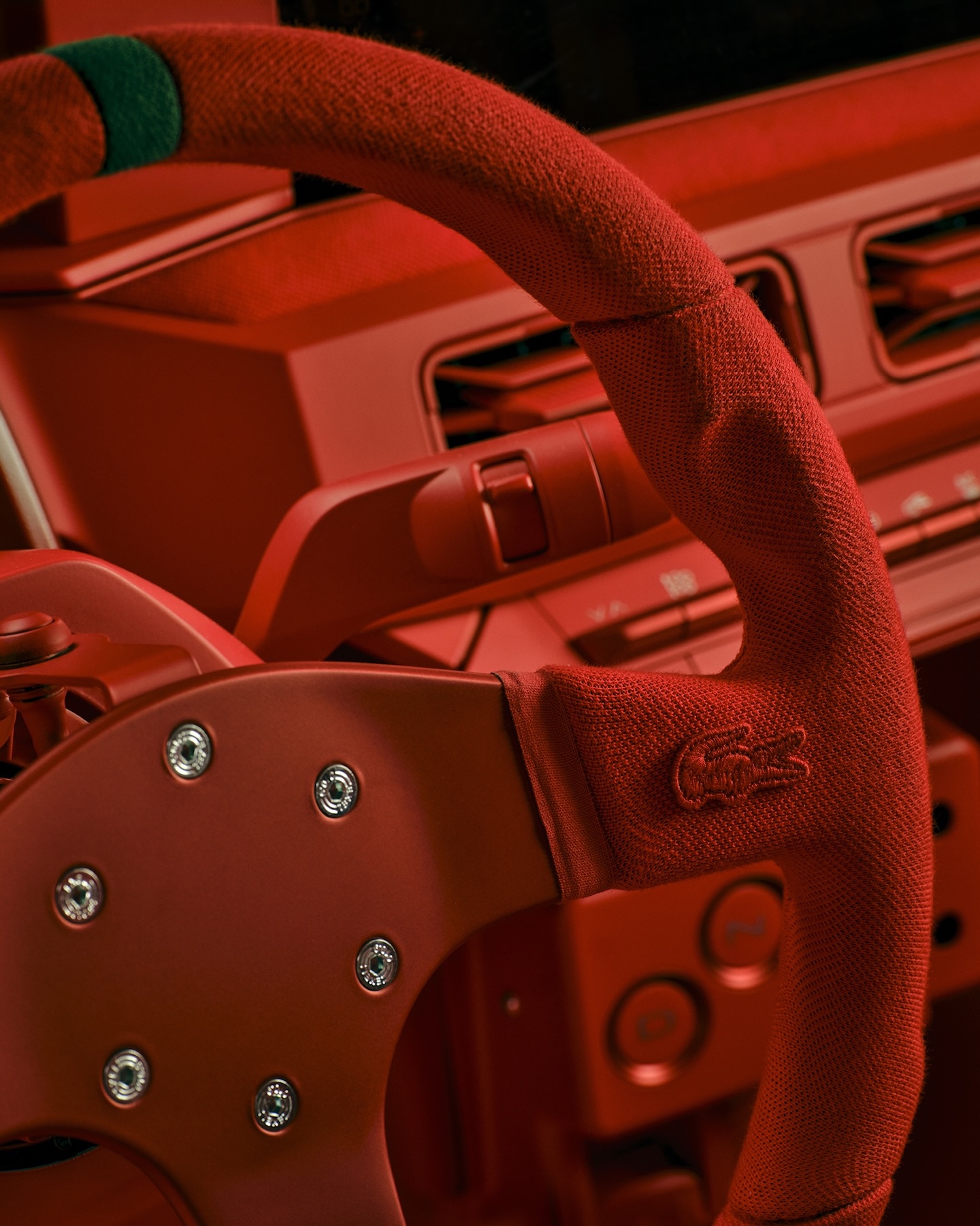 el interior del coche de lacoste y alpine es como entrar en la boca de un cocodrilo 25gramos 7