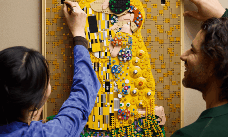 lego transforma el beso en su set de arte mas grande hasta la fecha 25gramos 2