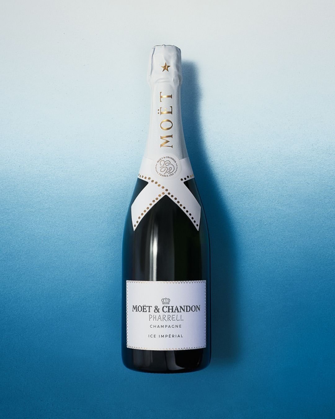 pharrell hace desaparecer la funda blanca del moet ice imperial 25gramos 1