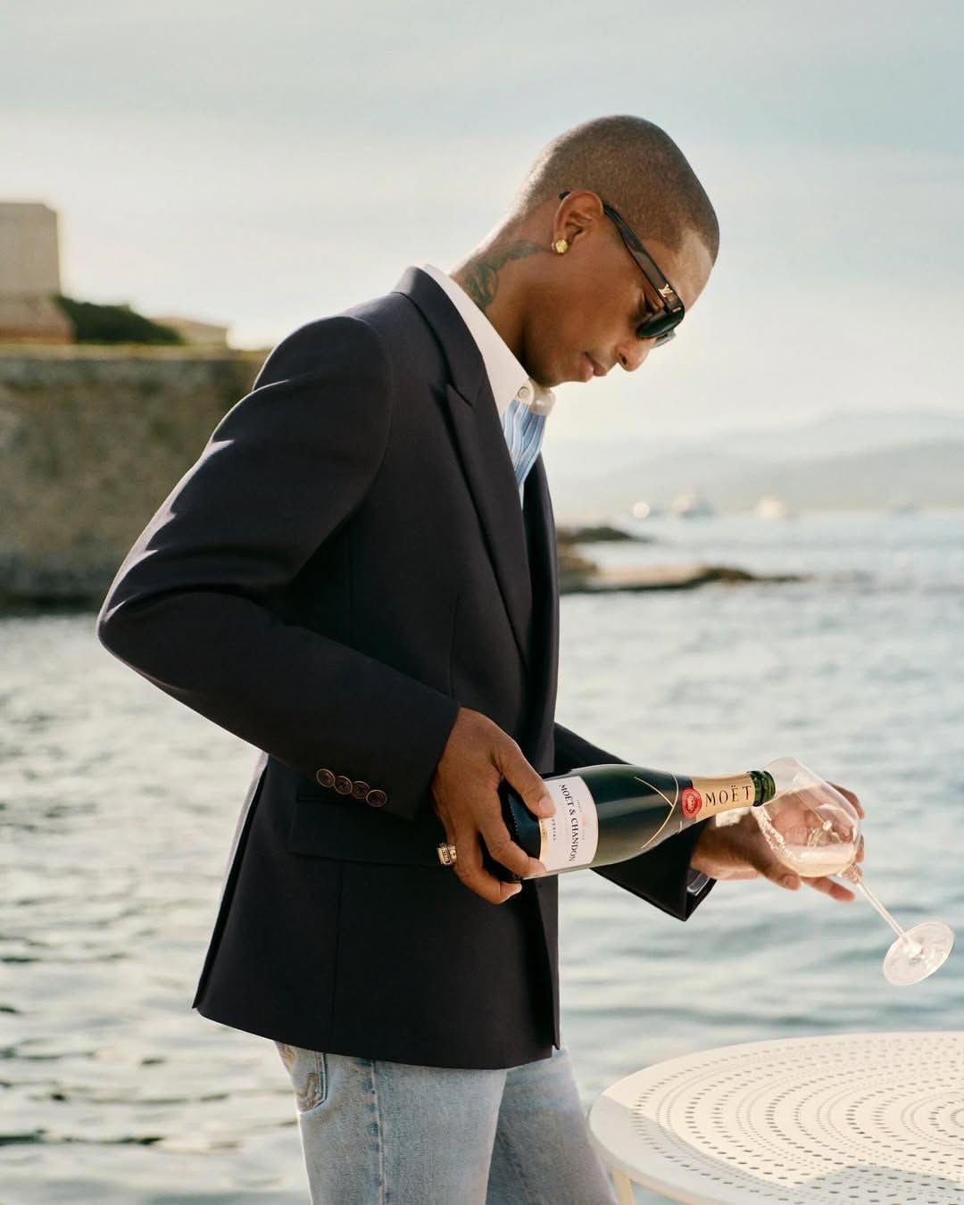 pharrell hace desaparecer la funda blanca del moet ice imperial 25gramos 4