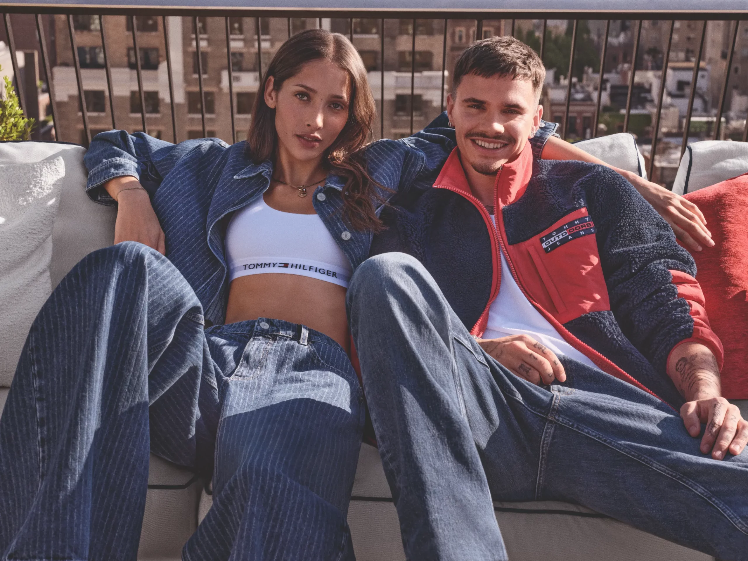 tommy hilfiger repasa cuatro decadas en el denim desde lo alto de nueva york 25gramos 1 scaled