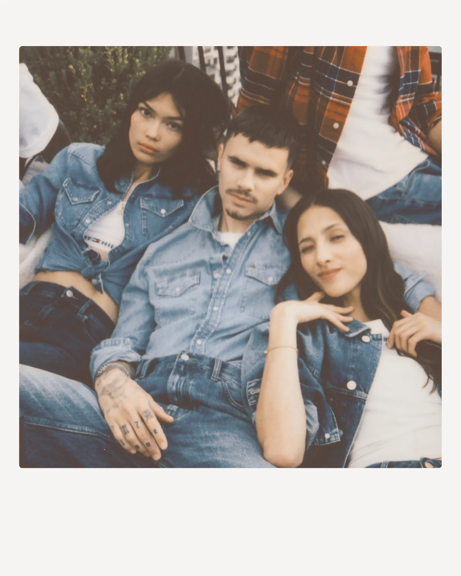 tommy hilfiger repasa cuatro decadas en el denim desde lo alto de nueva york 25gramos 10