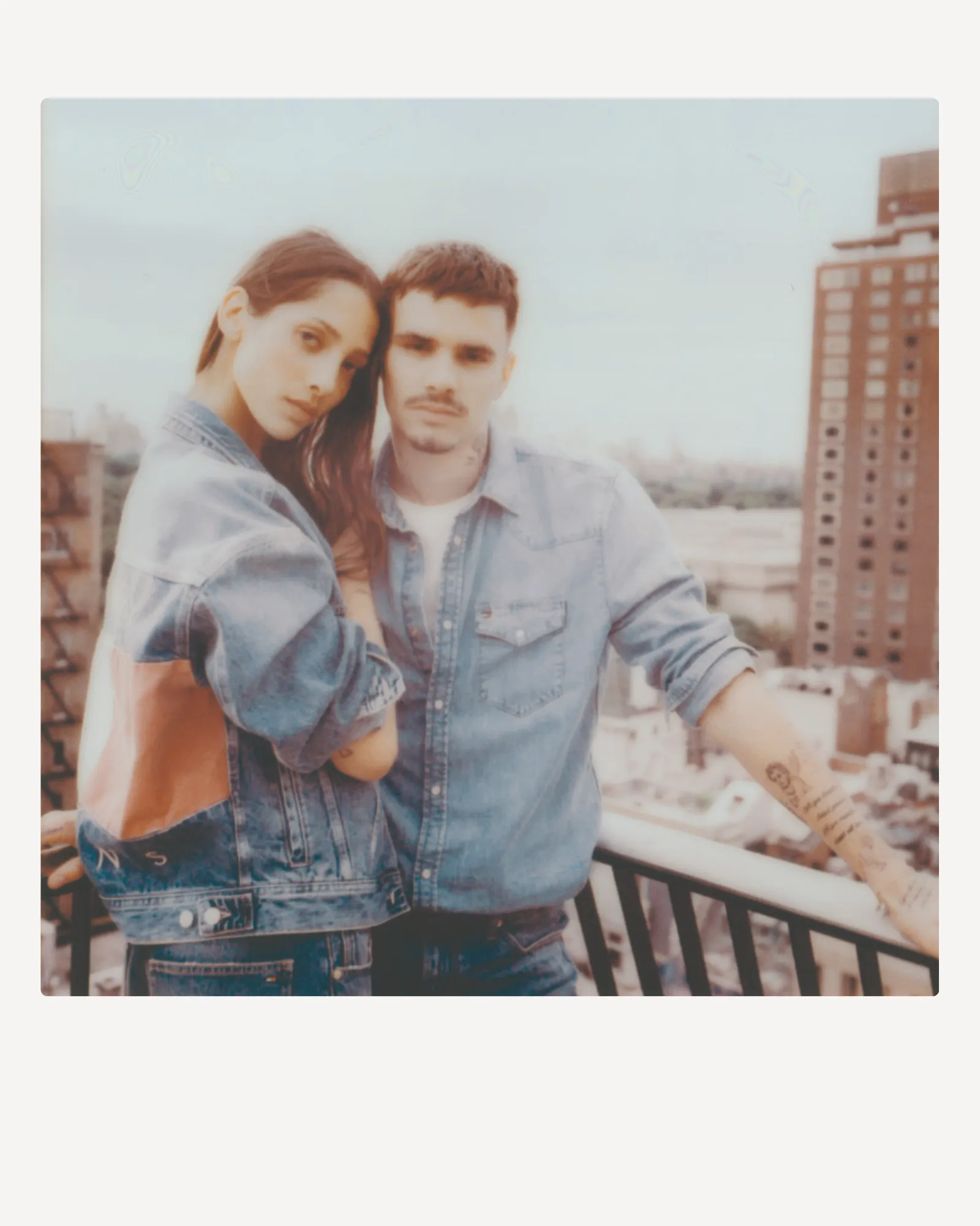 tommy hilfiger repasa cuatro decadas en el denim desde lo alto de nueva york 25gramos 11