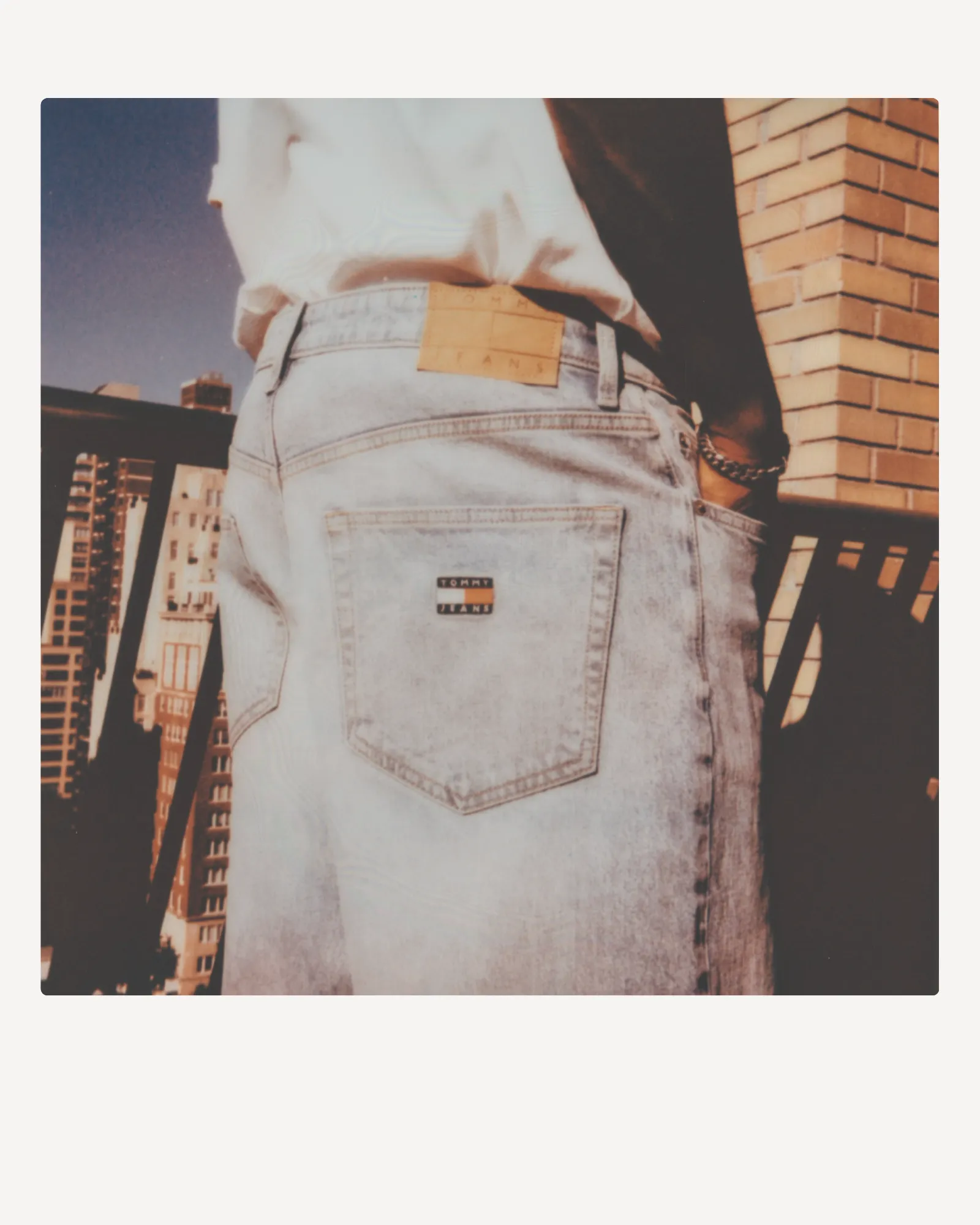 tommy hilfiger repasa cuatro decadas en el denim desde lo alto de nueva york 25gramos 12