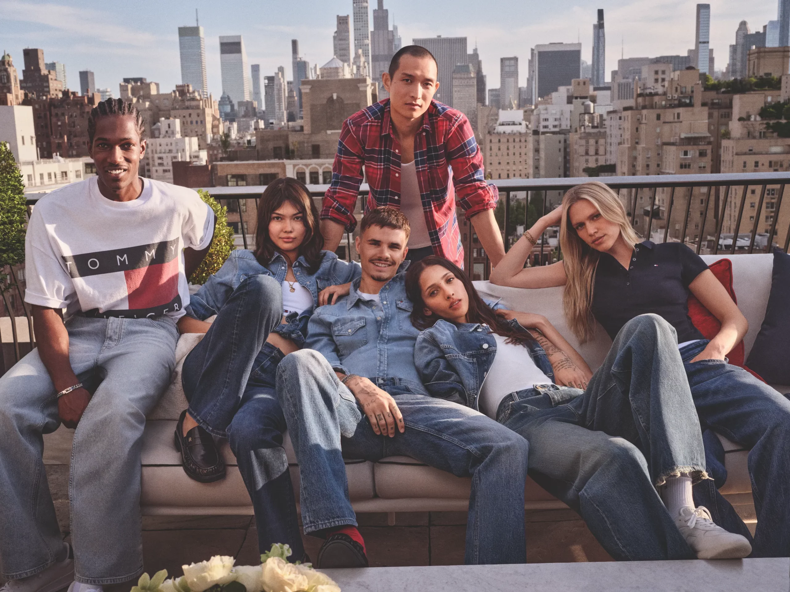 tommy hilfiger repasa cuatro decadas en el denim desde lo alto de nueva york 25gramos 2 scaled