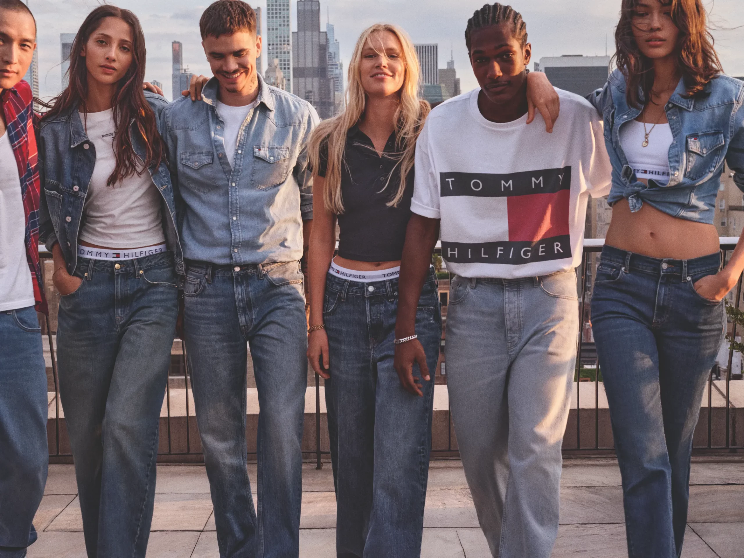 tommy hilfiger repasa cuatro decadas en el denim desde lo alto de nueva york 25gramos 3 scaled